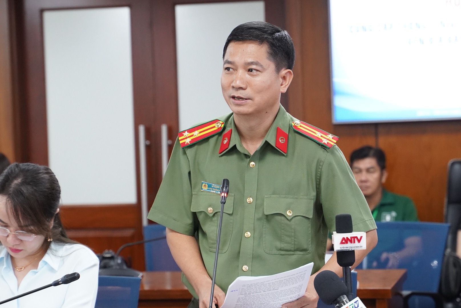 Kiểm so&aacute;t hơn 40.000 trường hợp qua VNeID, c&oacute; người kh&ocirc;ng mang điện thoại- Ảnh 2.