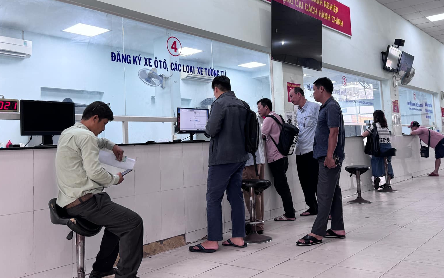 Người d&acirc;n e ngại, sợ lừa đảo khi đăng k&yacute; xe trực tuyến qua VNeID