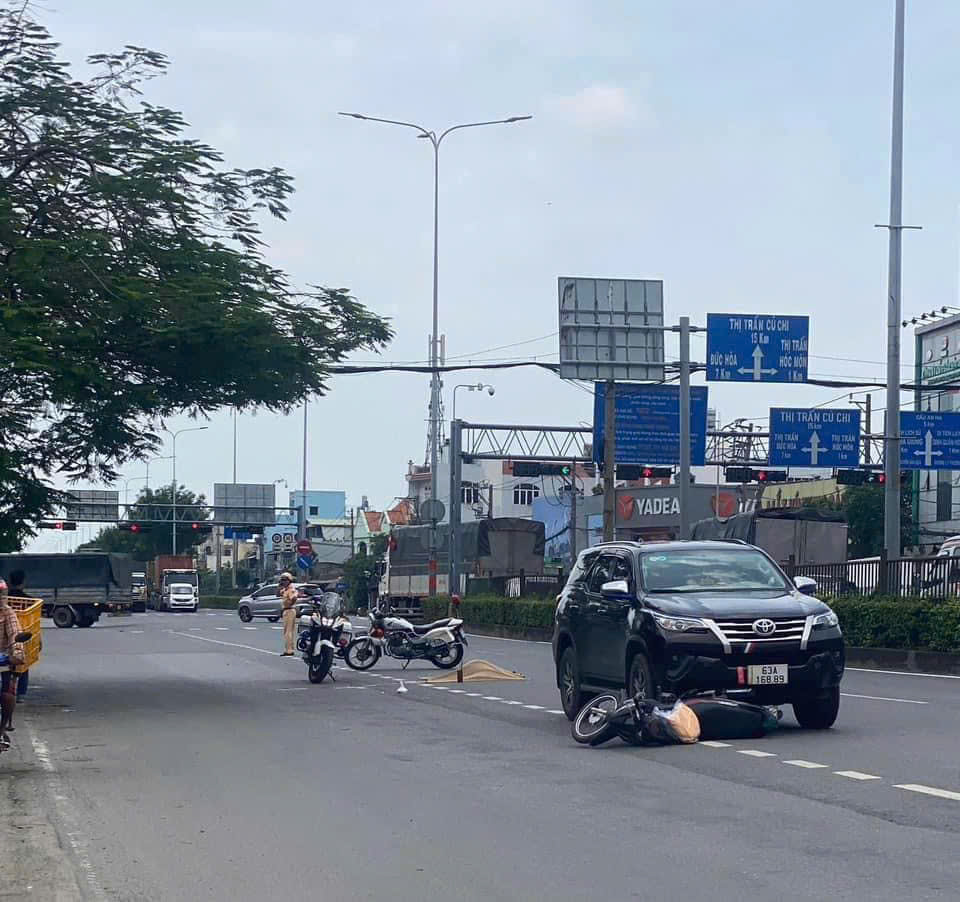 &Ocirc; t&ocirc; 7 chỗ va chạm xe m&aacute;y, người đ&agrave;n &ocirc;ng bị h&uacute;c văng xa, tử vong tại chỗ- Ảnh 1.