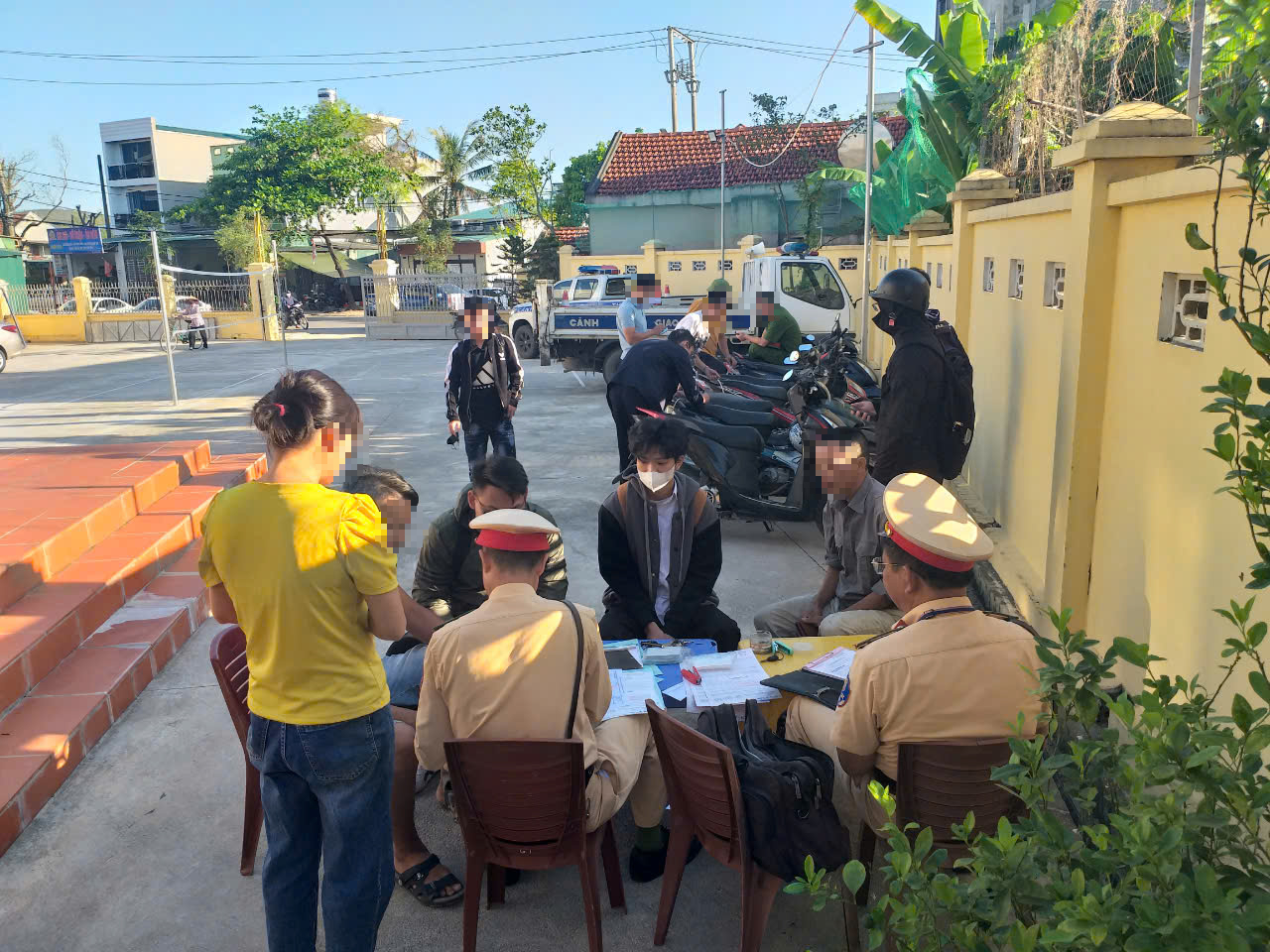 CSGT cải trang xử lý học sinh vi phạm giao thông, mời phụ huynh đến ký phạt- Ảnh 2. CSGT cải trang xử lý học sinh vi phạm giao thông, mời phụ huynh đến ký phạt- Ảnh 2.