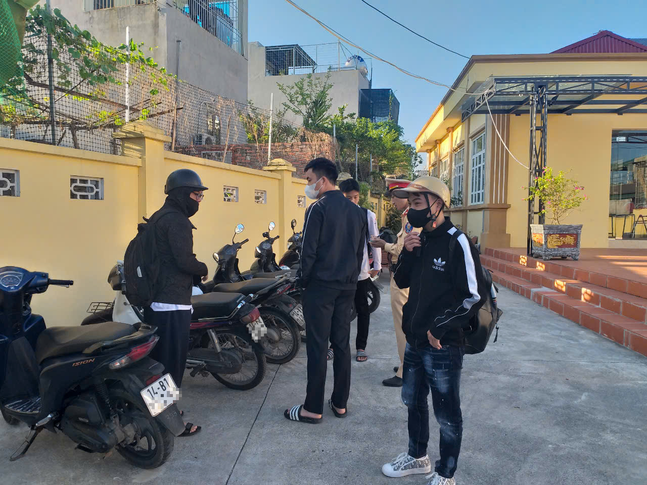 CSGT cải trang xử lý học sinh vi phạm giao thông, mời phụ huynh đến ký phạt- Ảnh 1. CSGT cải trang xử lý học sinh vi phạm giao thông, mời phụ huynh đến ký phạt- Ảnh 1.