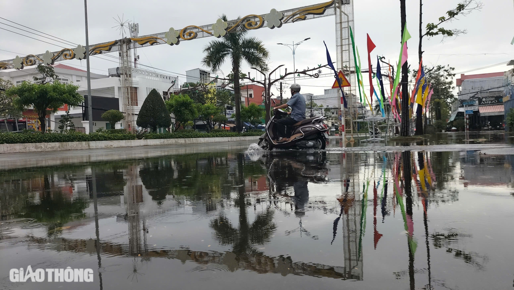 Mưa lớn hơn 1 tiếng, nội ô thành phố Cà Mau ngập sâu- Ảnh 2. Mưa lớn hơn 1 tiếng, nội ô thành phố Cà Mau ngập sâu- Ảnh 2.