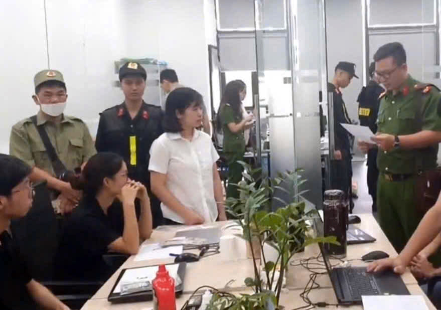 C&ocirc;ng an H&agrave; Nội triệt ph&aacute; vụ &aacute;n lớn, khởi tố gi&aacute;m đốc v&agrave; loạt l&atilde;nh đạo một c&ocirc;ng ty dược- Ảnh 1.