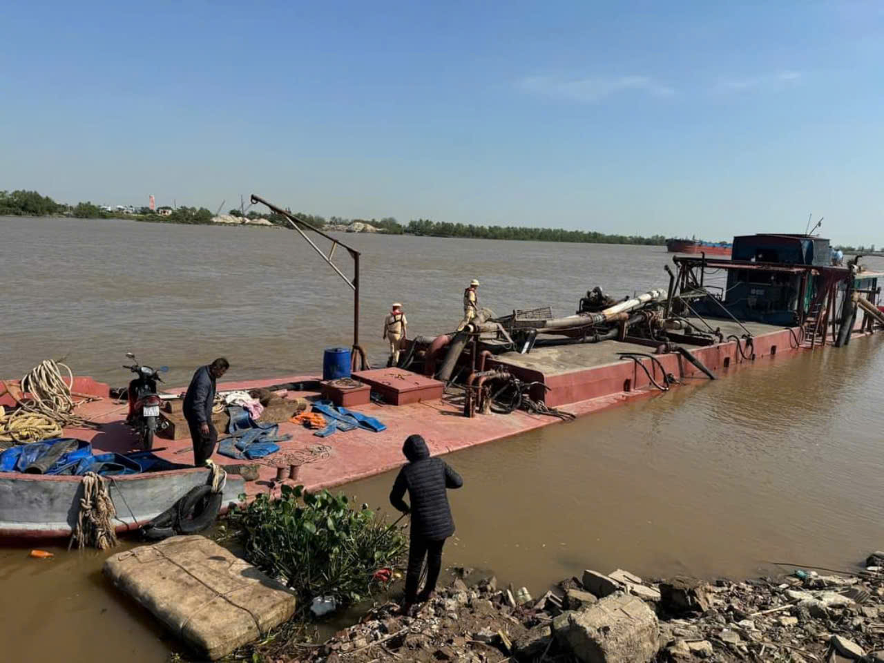 Nam Định: Bắt quả tang phương tiện thủy khai th&aacute;c c&aacute;t tr&aacute;i ph&eacute;p tr&ecirc;n s&ocirc;ng Hồng- Ảnh 1.