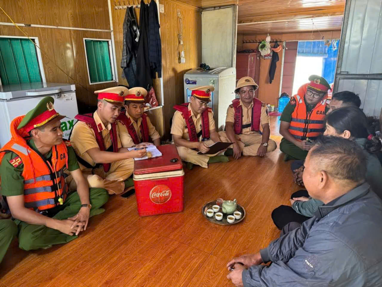 Nam Định: Bắt quả tang phương tiện thủy khai th&aacute;c c&aacute;t tr&aacute;i ph&eacute;p tr&ecirc;n s&ocirc;ng Hồng- Ảnh 2.