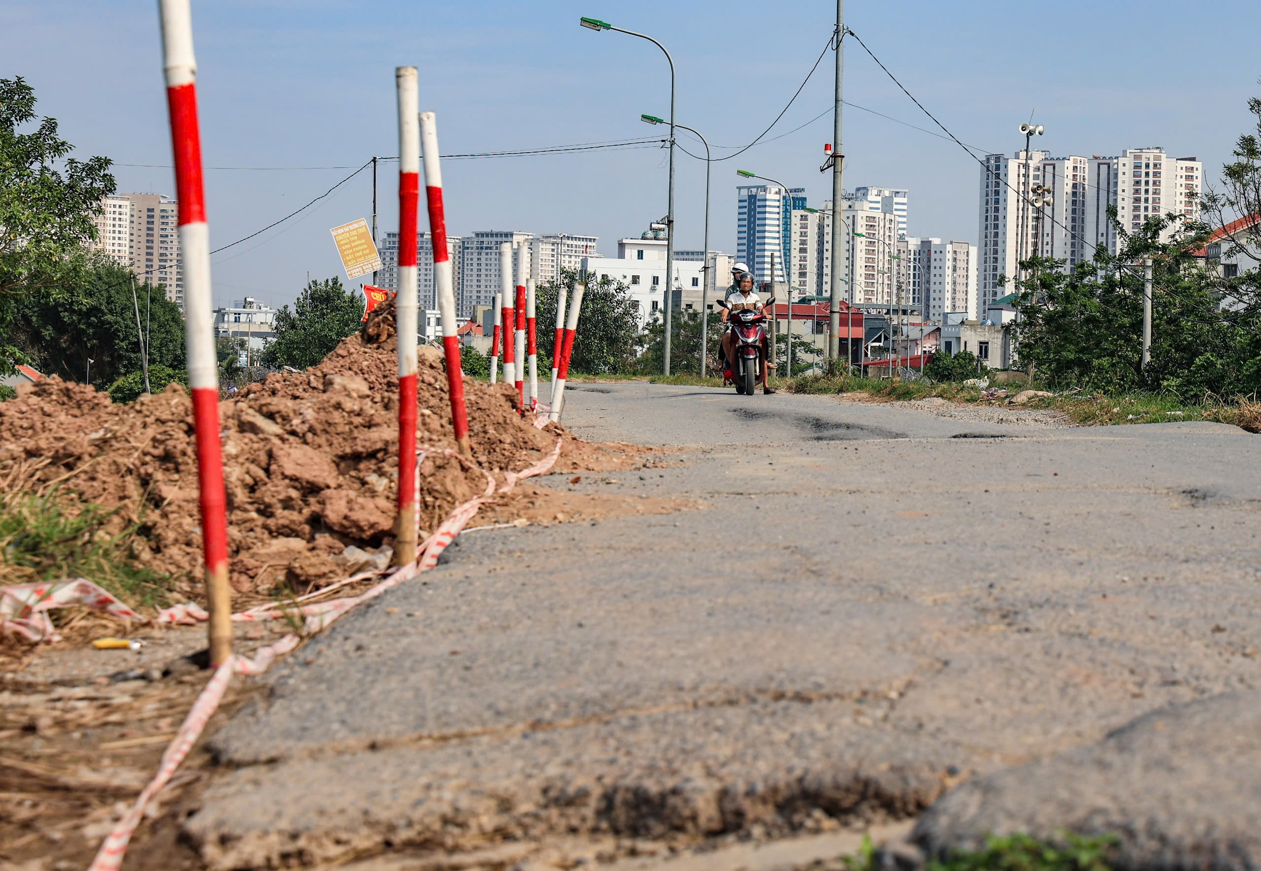 Người d&acirc;n thản nhi&ecirc;n đi tr&ecirc;n đ&ecirc; Y&ecirc;n Nghĩa đang sụt l&uacute;n bất chấp biển cấm- Ảnh 12.