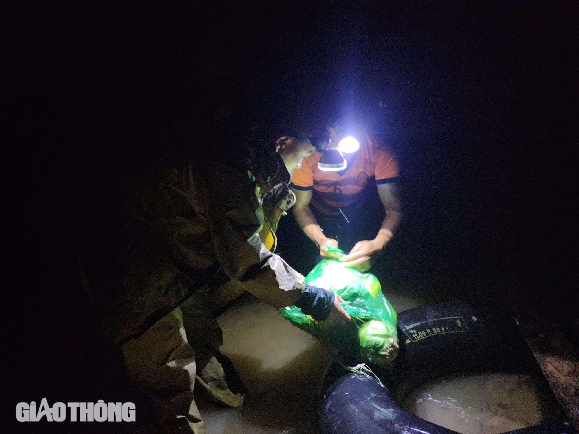 Người d&acirc;n rốn lũ Quảng B&igrave;nh chong đ&egrave;n ăn cơm, dọn b&ugrave;n khi nước r&uacute;t- Ảnh 2.