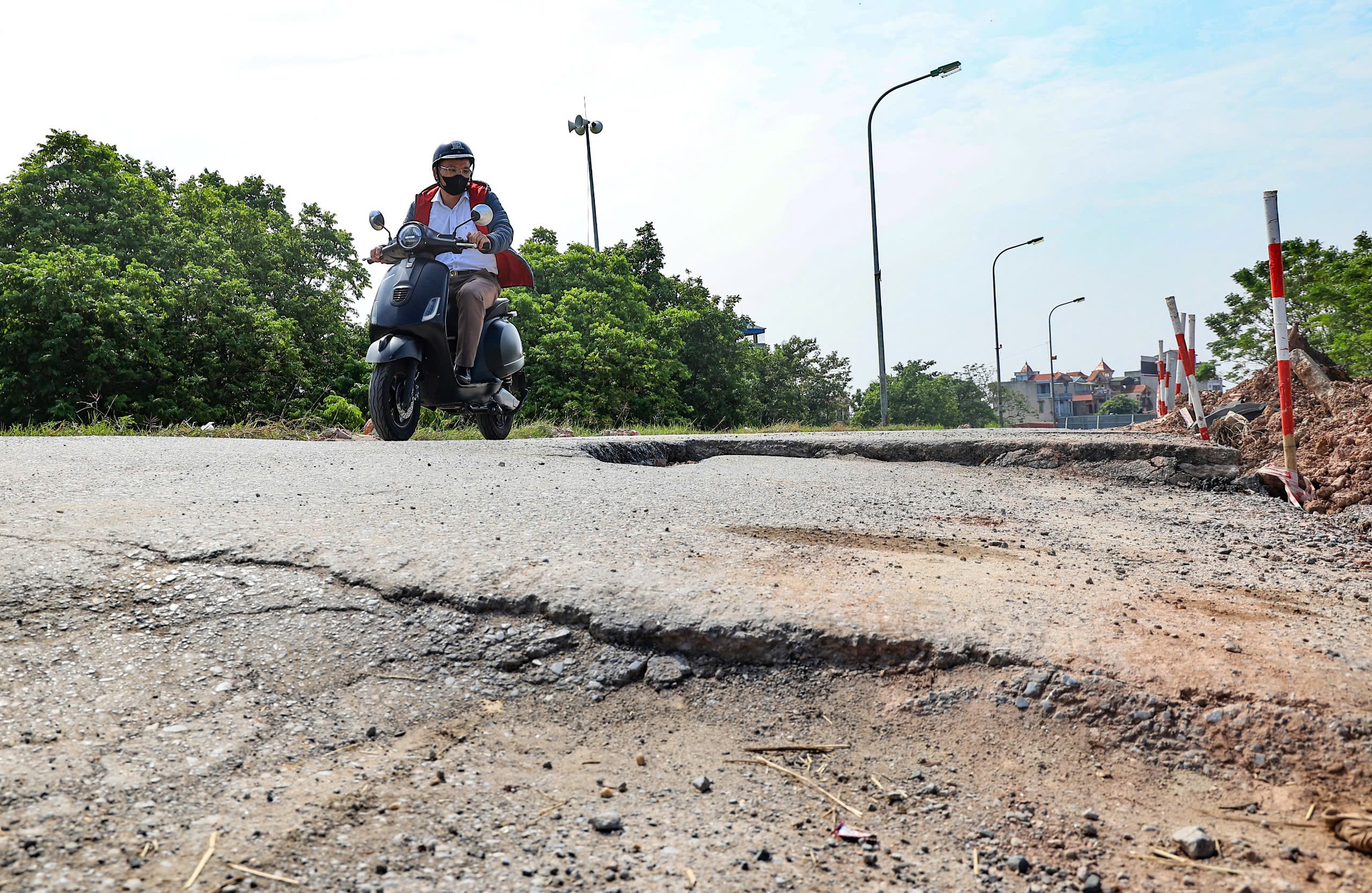 Người d&acirc;n thản nhi&ecirc;n đi tr&ecirc;n đ&ecirc; Y&ecirc;n Nghĩa đang sụt l&uacute;n bất chấp biển cấm- Ảnh 14.