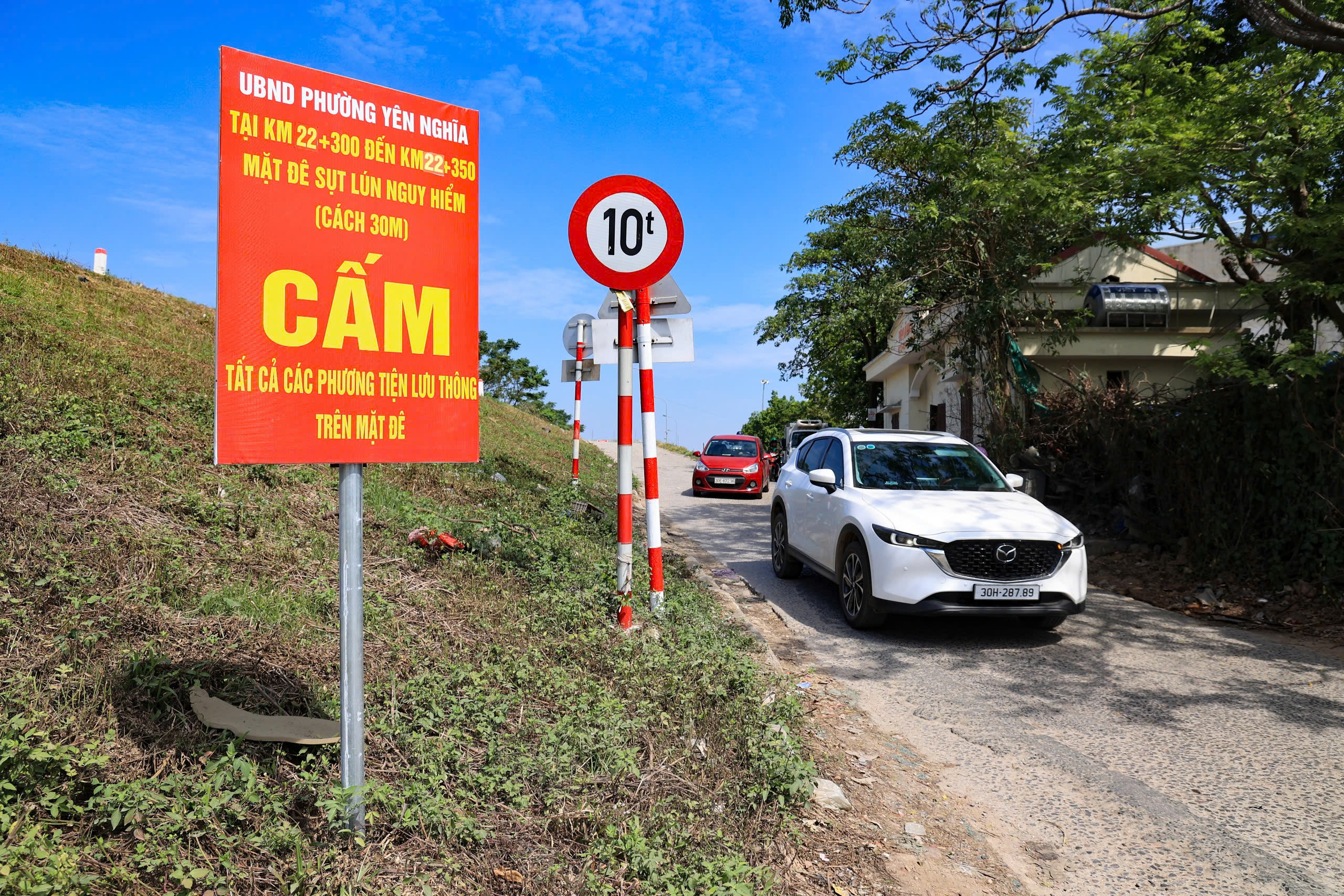 Người d&acirc;n thản nhi&ecirc;n đi tr&ecirc;n đ&ecirc; Y&ecirc;n Nghĩa đang sụt l&uacute;n bất chấp biển cấm- Ảnh 1.