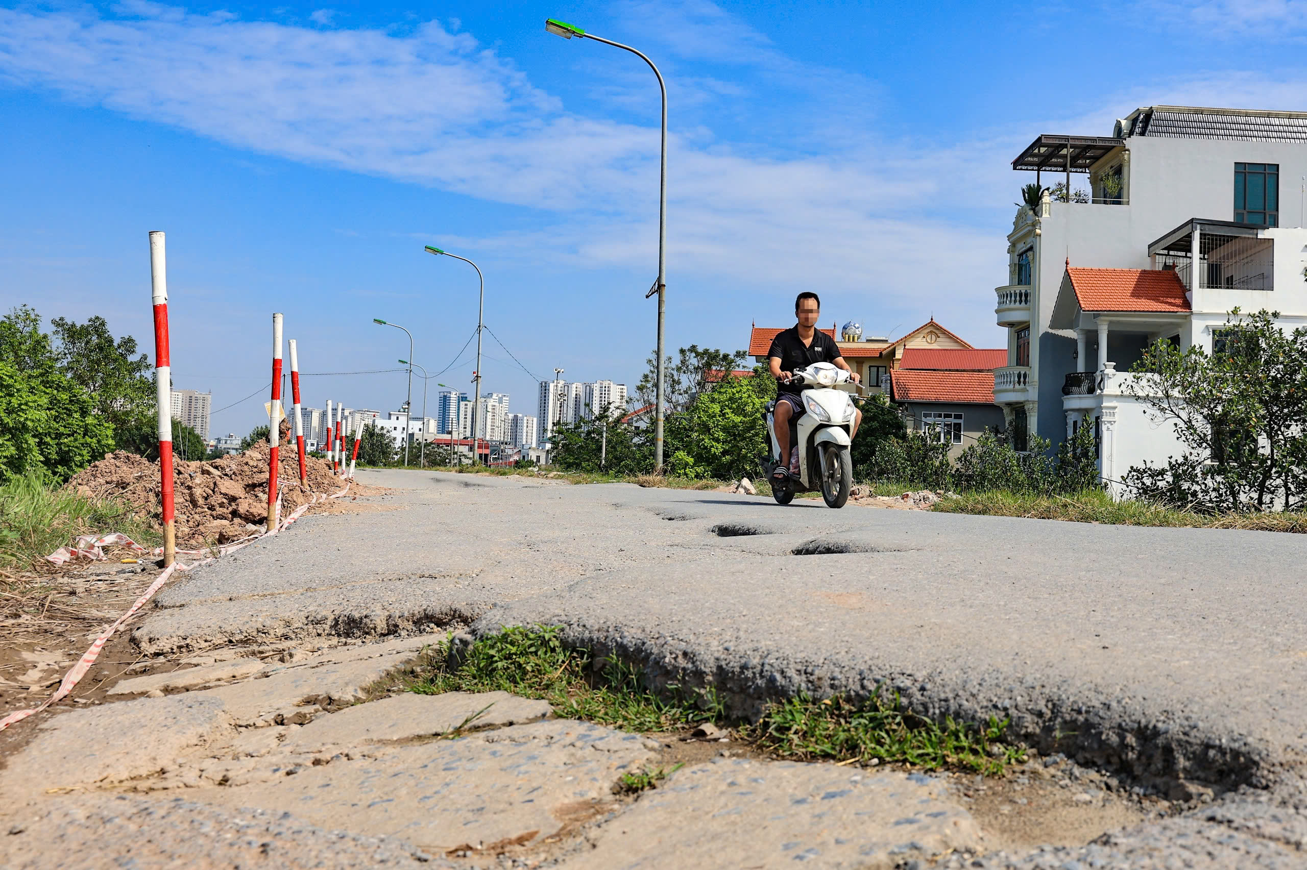 Người d&acirc;n thản nhi&ecirc;n đi tr&ecirc;n đ&ecirc; Y&ecirc;n Nghĩa đang sụt l&uacute;n bất chấp biển cấm- Ảnh 13.