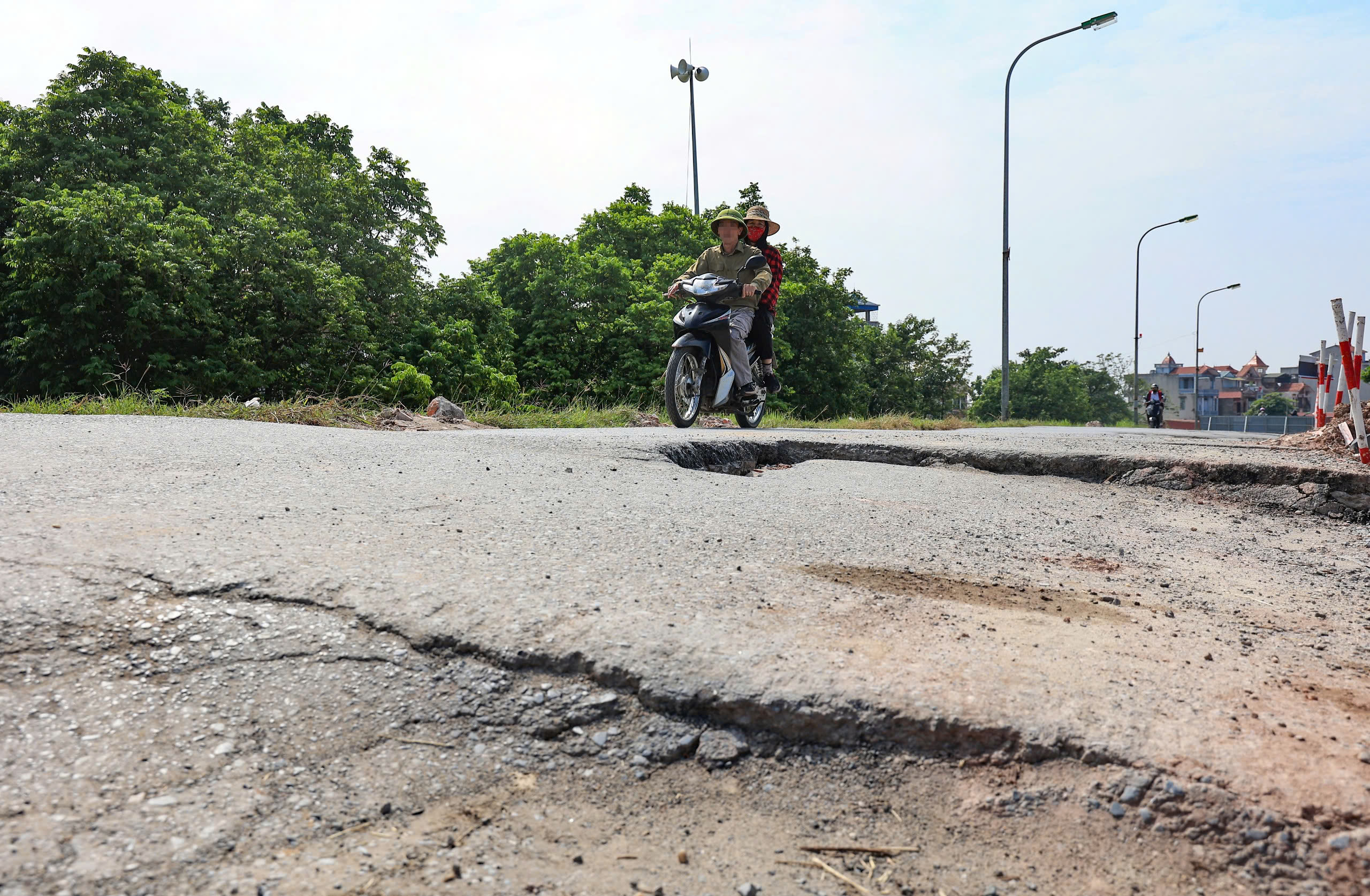 Người d&acirc;n thản nhi&ecirc;n đi tr&ecirc;n đ&ecirc; Y&ecirc;n Nghĩa đang sụt l&uacute;n bất chấp biển cấm- Ảnh 11.