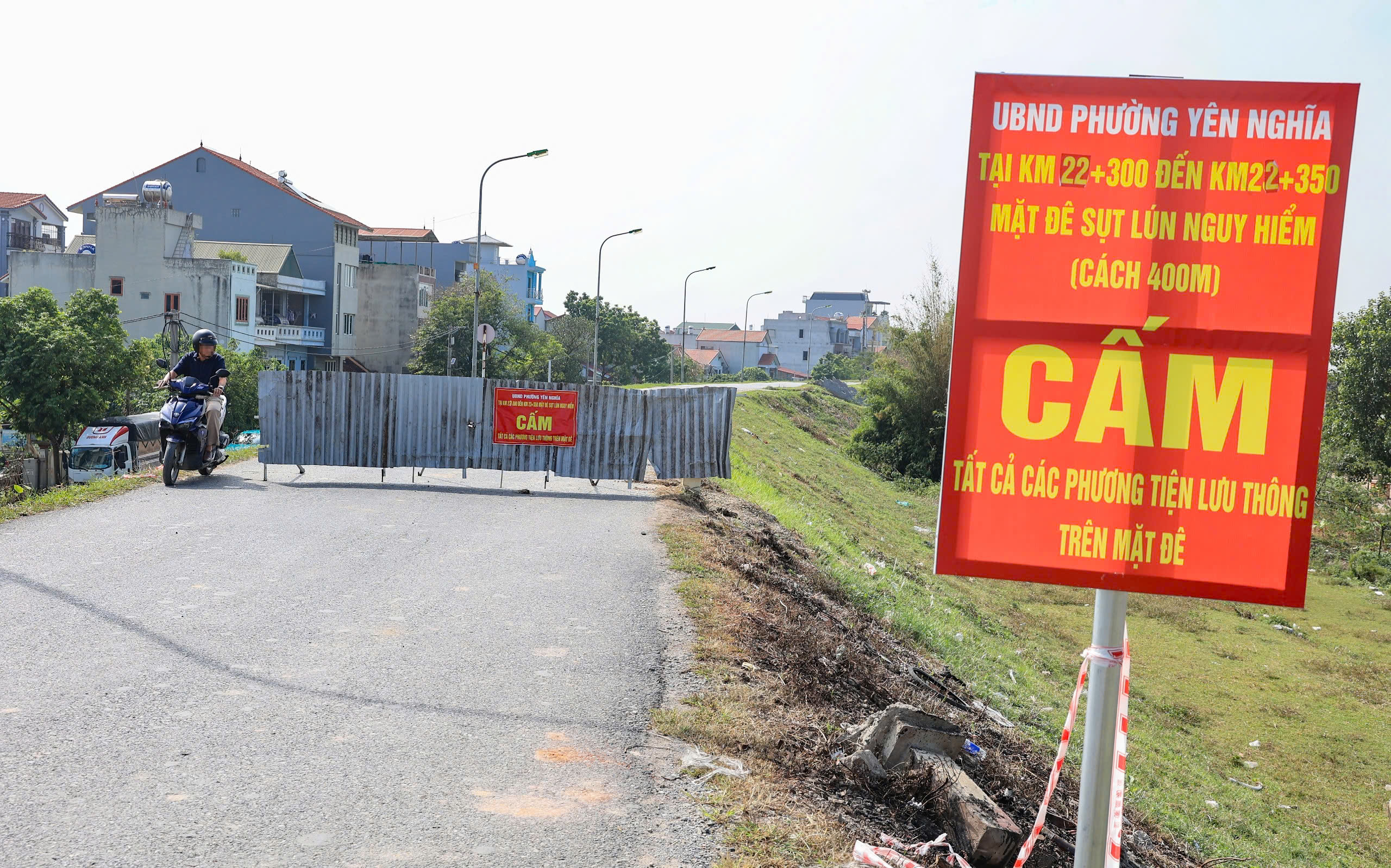 Người d&acirc;n thản nhi&ecirc;n đi tr&ecirc;n đ&ecirc; Y&ecirc;n Nghĩa đang sụt l&uacute;n bất chấp biển cấm- Ảnh 2.