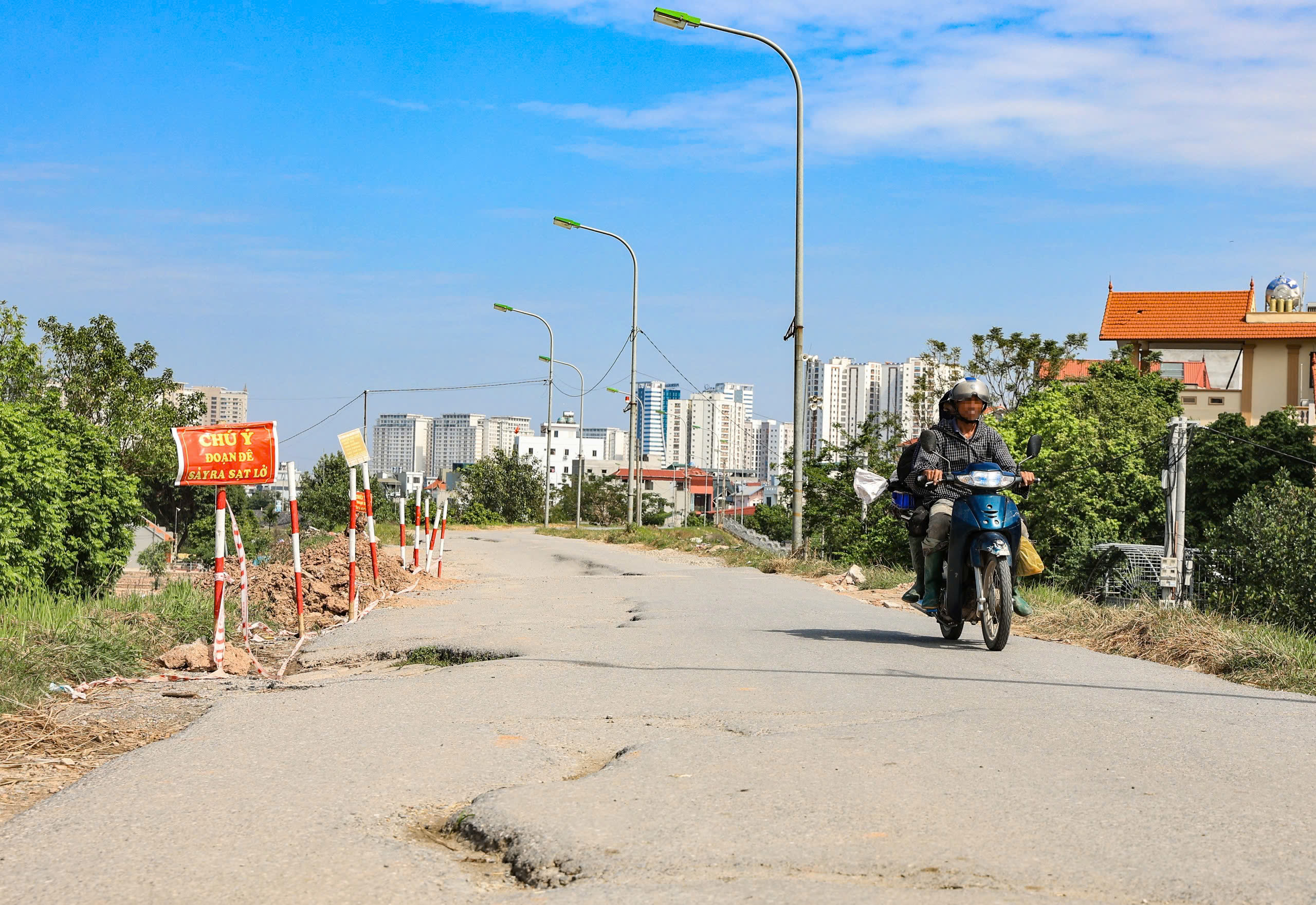 Người d&acirc;n thản nhi&ecirc;n đi tr&ecirc;n đ&ecirc; Y&ecirc;n Nghĩa đang sụt l&uacute;n bất chấp biển cấm- Ảnh 9.