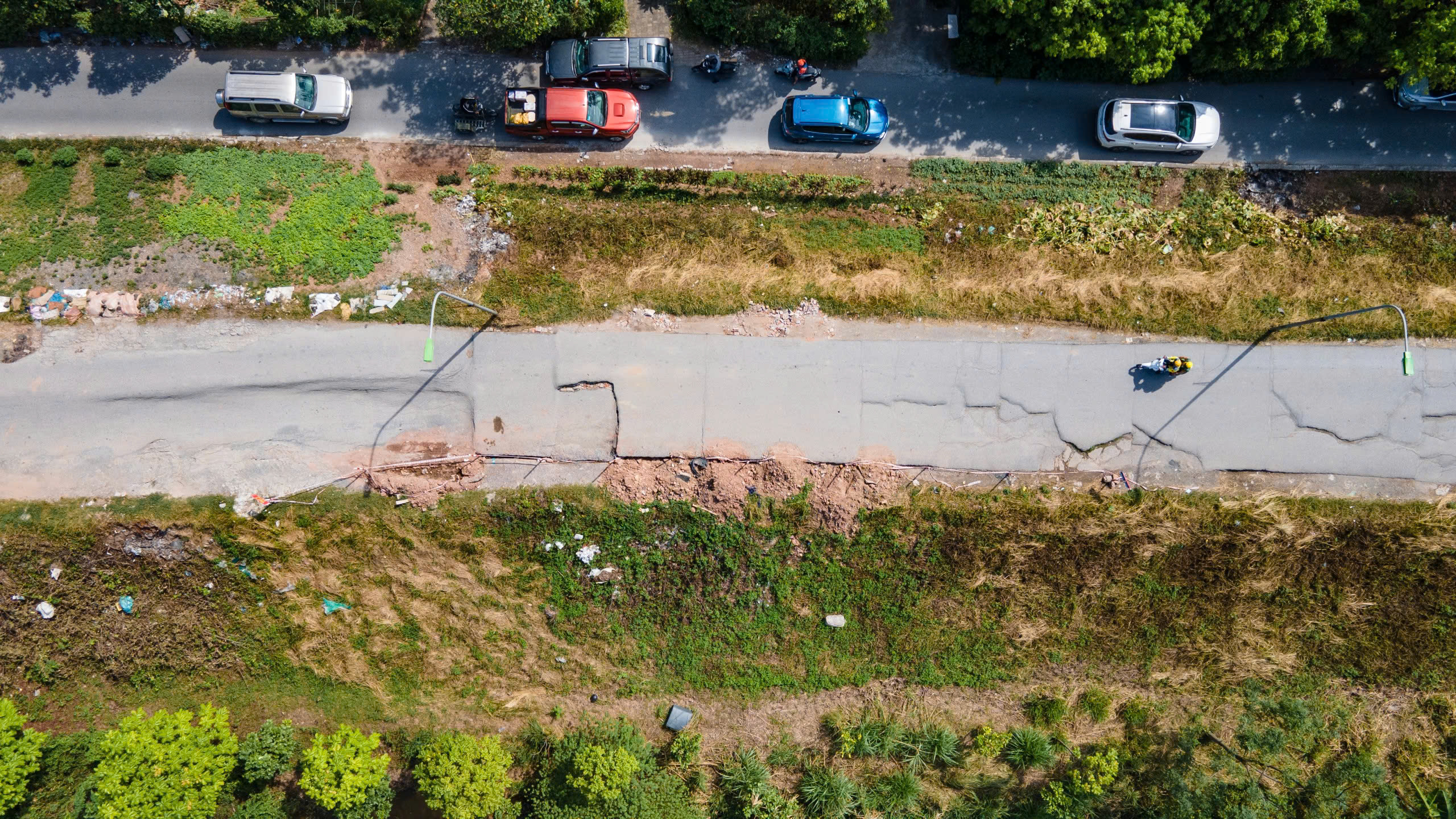 Người d&acirc;n thản nhi&ecirc;n đi tr&ecirc;n đ&ecirc; Y&ecirc;n Nghĩa đang sụt l&uacute;n bất chấp biển cấm- Ảnh 8.