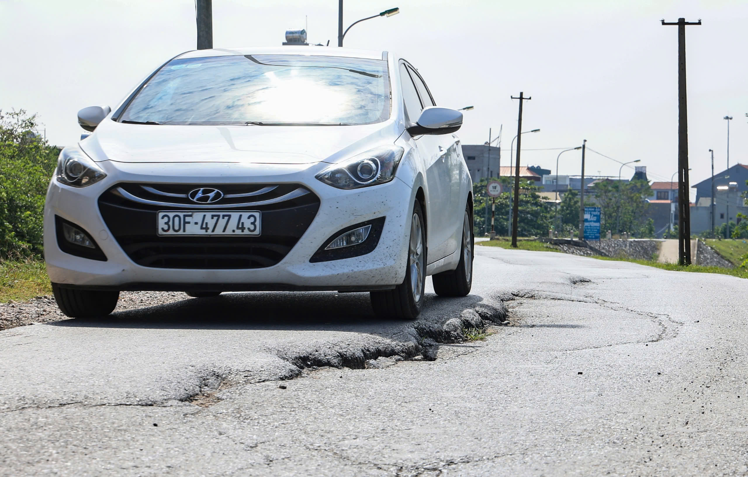 Người d&acirc;n thản nhi&ecirc;n đi tr&ecirc;n đ&ecirc; Y&ecirc;n Nghĩa đang sụt l&uacute;n bất chấp biển cấm- Ảnh 15.