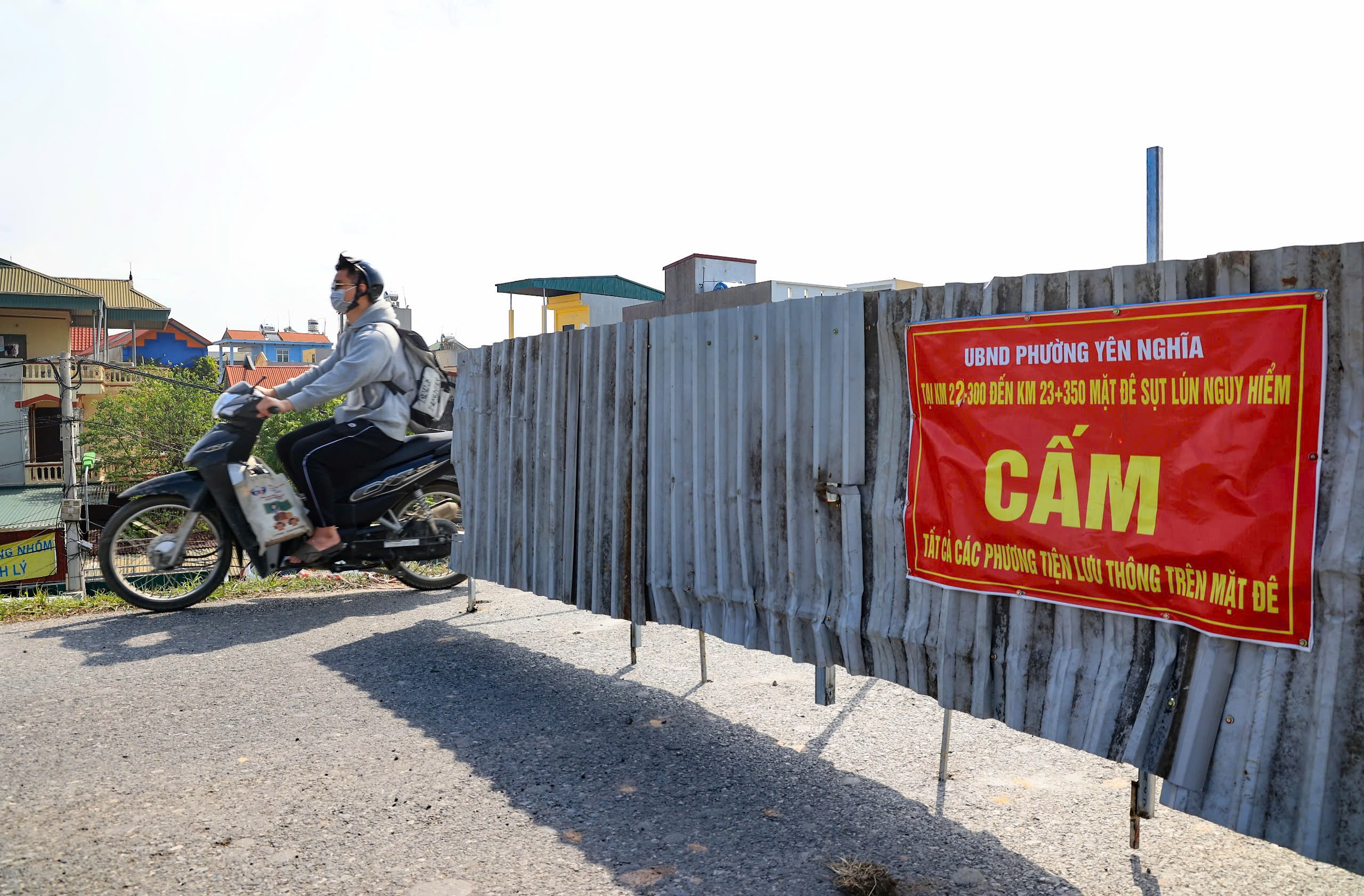 Người d&acirc;n thản nhi&ecirc;n đi tr&ecirc;n đ&ecirc; Y&ecirc;n Nghĩa đang sụt l&uacute;n bất chấp biển cấm- Ảnh 5.