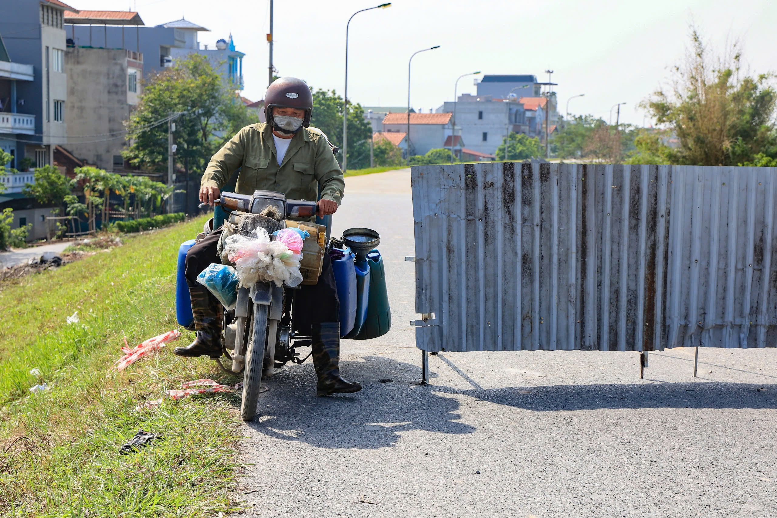 Người d&acirc;n thản nhi&ecirc;n đi tr&ecirc;n đ&ecirc; Y&ecirc;n Nghĩa đang sụt l&uacute;n bất chấp biển cấm- Ảnh 4.