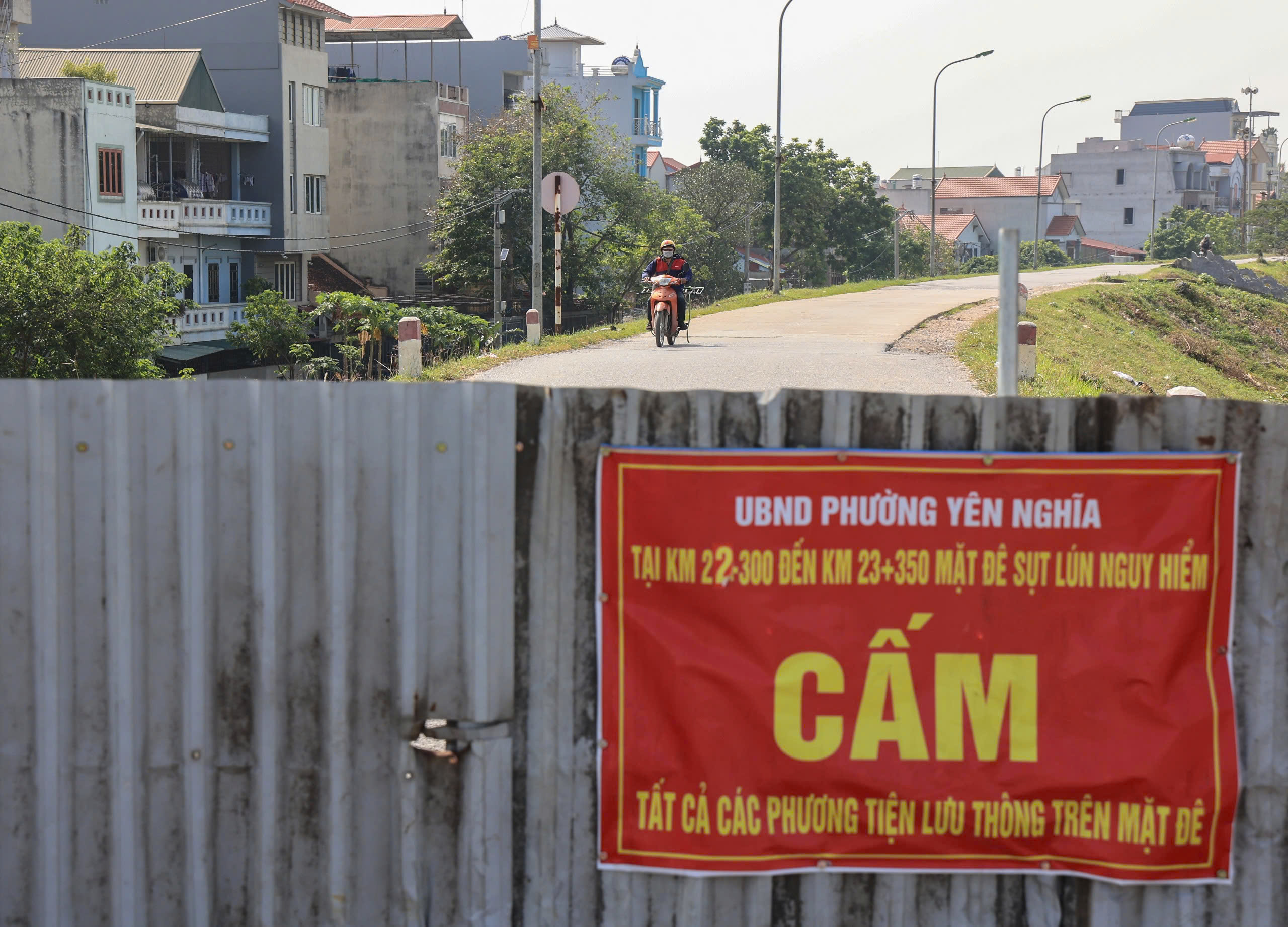 Người d&acirc;n thản nhi&ecirc;n đi tr&ecirc;n đ&ecirc; Y&ecirc;n Nghĩa đang sụt l&uacute;n bất chấp biển cấm- Ảnh 6.