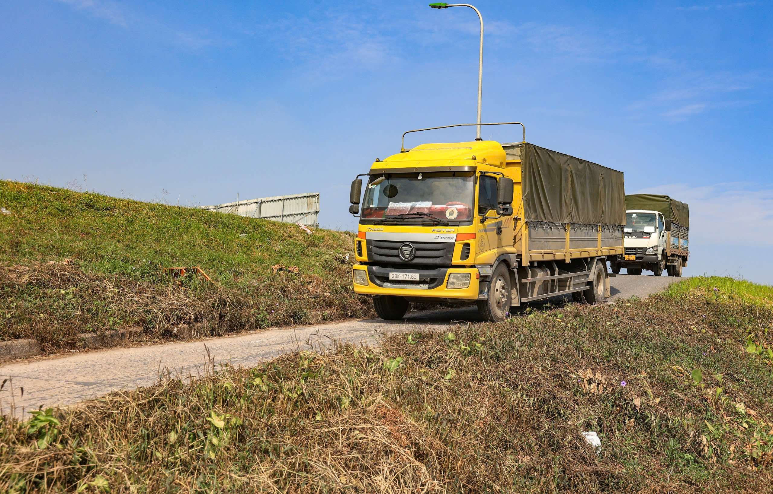 Người d&acirc;n thản nhi&ecirc;n đi tr&ecirc;n đ&ecirc; Y&ecirc;n Nghĩa đang sụt l&uacute;n bất chấp biển cấm- Ảnh 17.