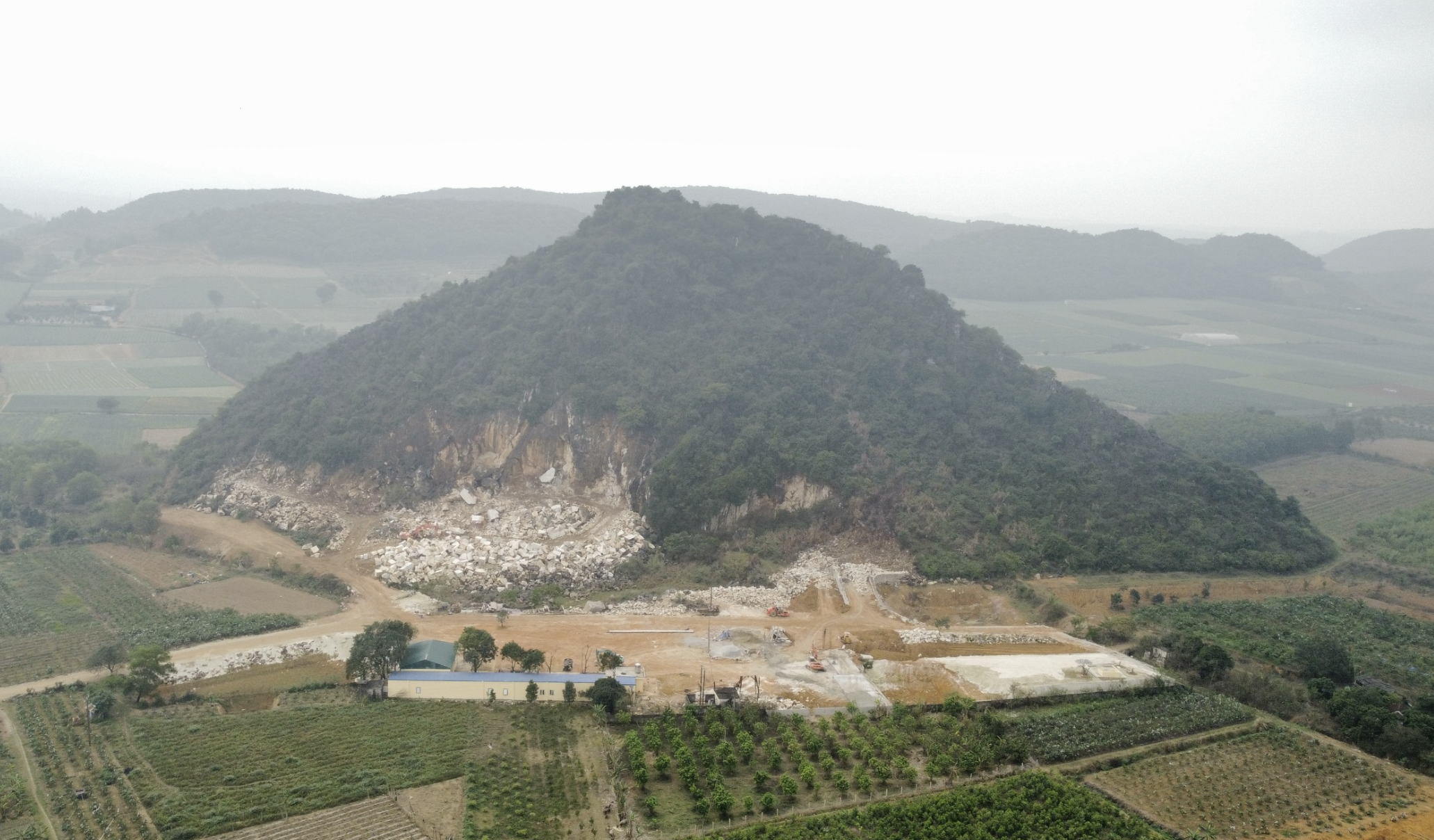 Dừng khai th&aacute;c kho&aacute;ng sản sau khi ph&aacute;t hiện hang động tại n&uacute;i Đụn- Ảnh 1.