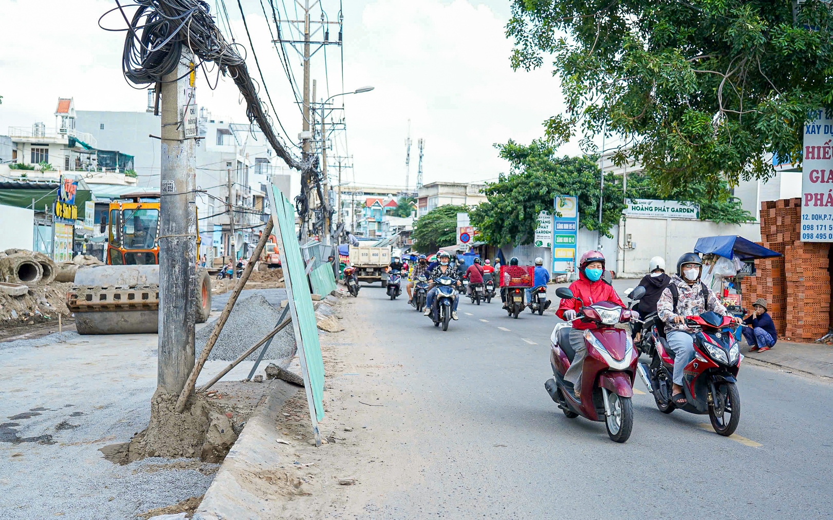 TP.HCM: Kh&ocirc;ng thể di dời hệ thống điện tr&ecirc;n đường Dương Quảng H&agrave;m trong năm 2024