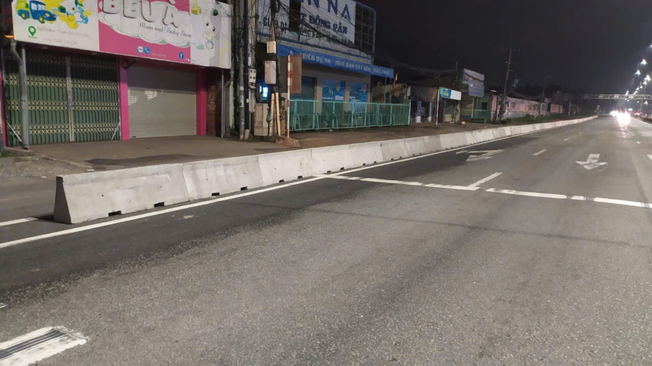 Lần lượt xử lý hư hỏng, ngập nước trên các tuyến quốc lộ qua Đồng Nai- Ảnh 2. Lần lượt xử lý hư hỏng, ngập nước trên các tuyến quốc lộ qua Đồng Nai- Ảnh 2.