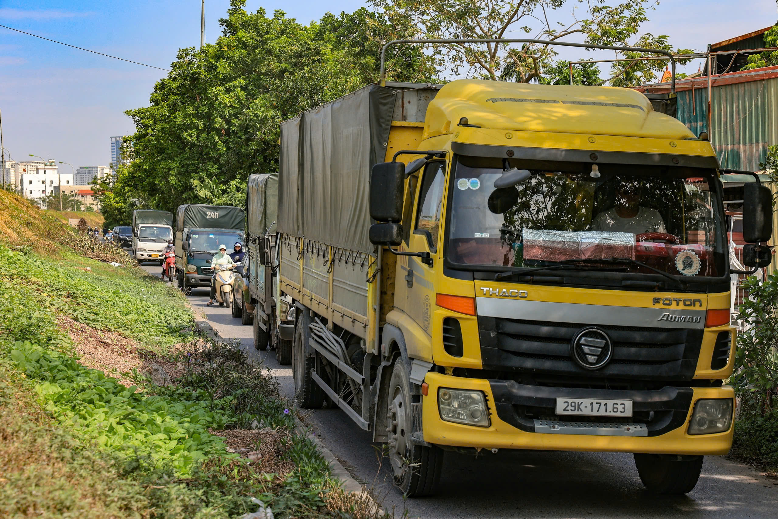 Người d&acirc;n thản nhi&ecirc;n đi tr&ecirc;n đ&ecirc; Y&ecirc;n Nghĩa đang sụt l&uacute;n bất chấp biển cấm- Ảnh 18.