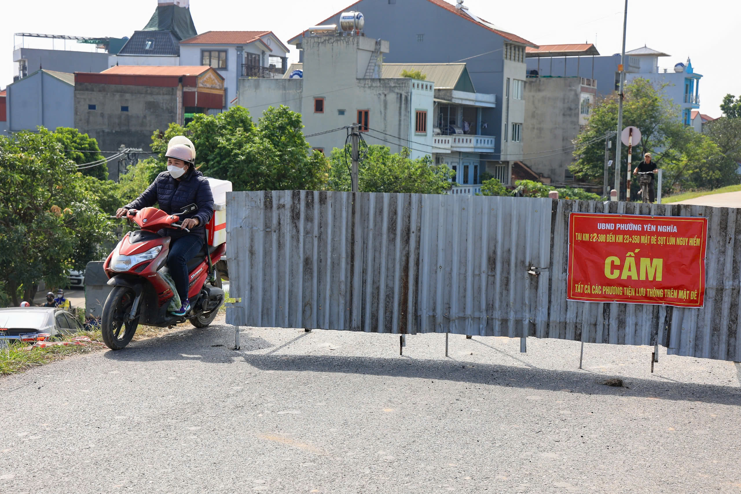 Người d&acirc;n thản nhi&ecirc;n đi tr&ecirc;n đ&ecirc; Y&ecirc;n Nghĩa đang sụt l&uacute;n bất chấp biển cấm- Ảnh 3.