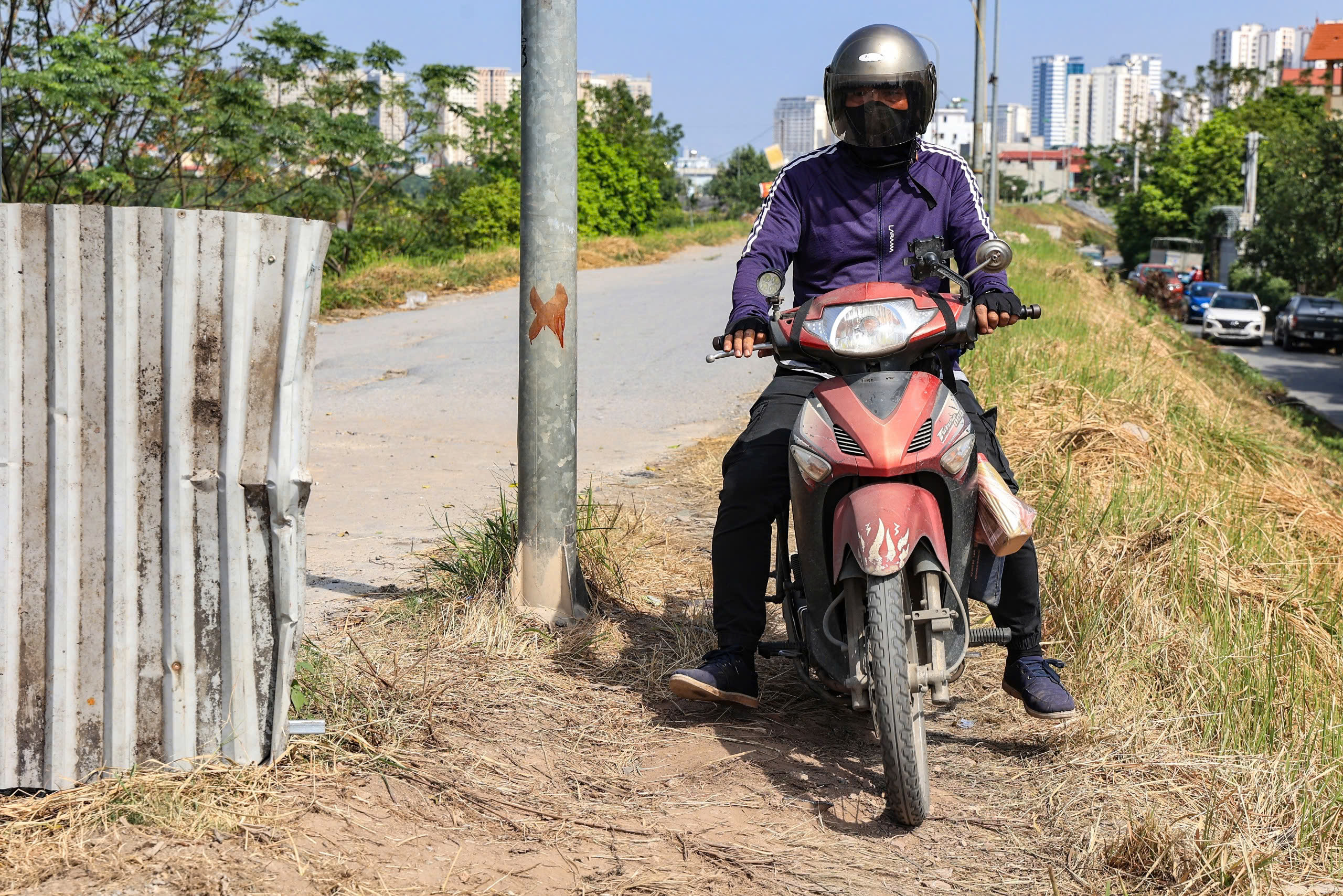 Người d&acirc;n thản nhi&ecirc;n đi tr&ecirc;n đ&ecirc; Y&ecirc;n Nghĩa đang sụt l&uacute;n bất chấp biển cấm- Ảnh 10.