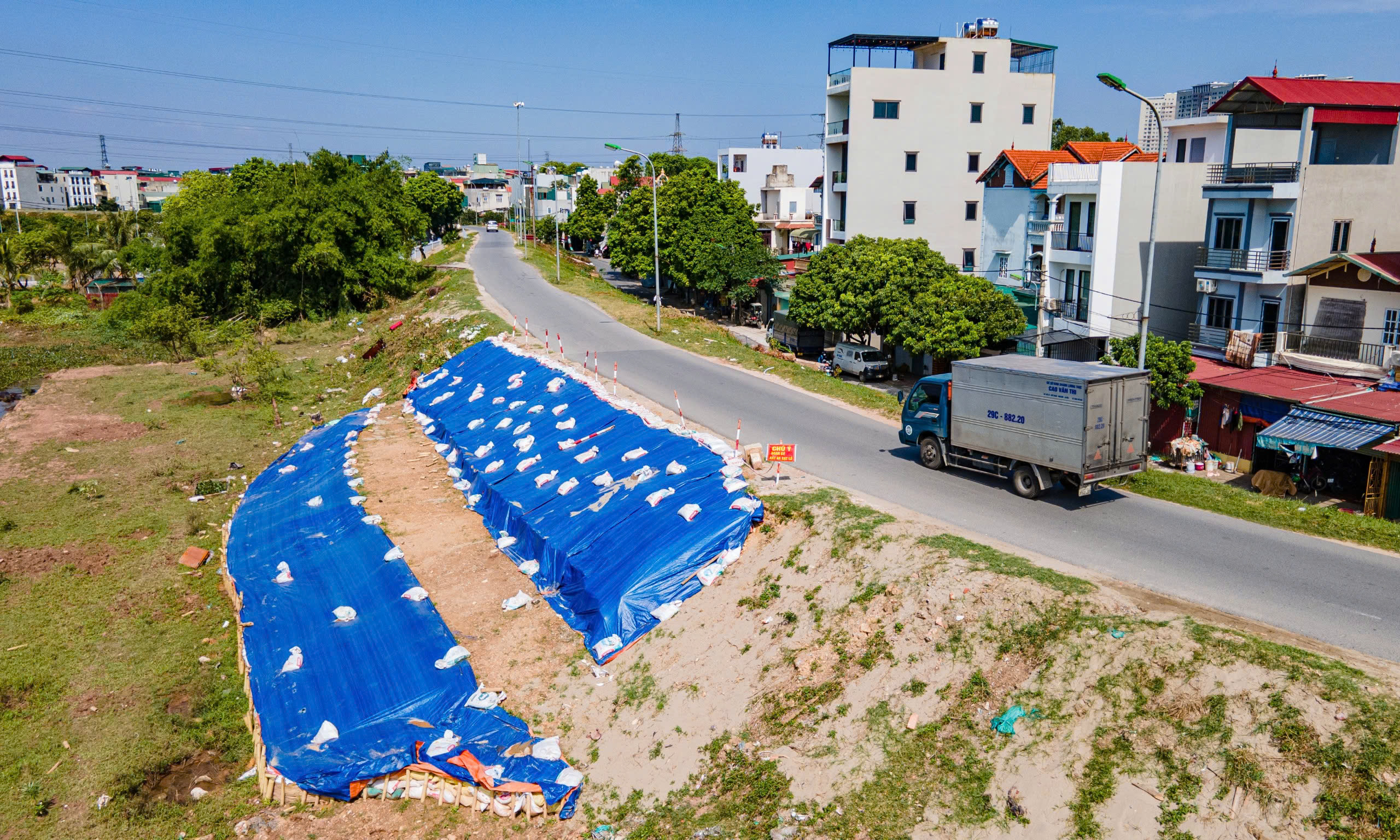 Người d&acirc;n thản nhi&ecirc;n đi tr&ecirc;n đ&ecirc; Y&ecirc;n Nghĩa đang sụt l&uacute;n bất chấp biển cấm- Ảnh 16.