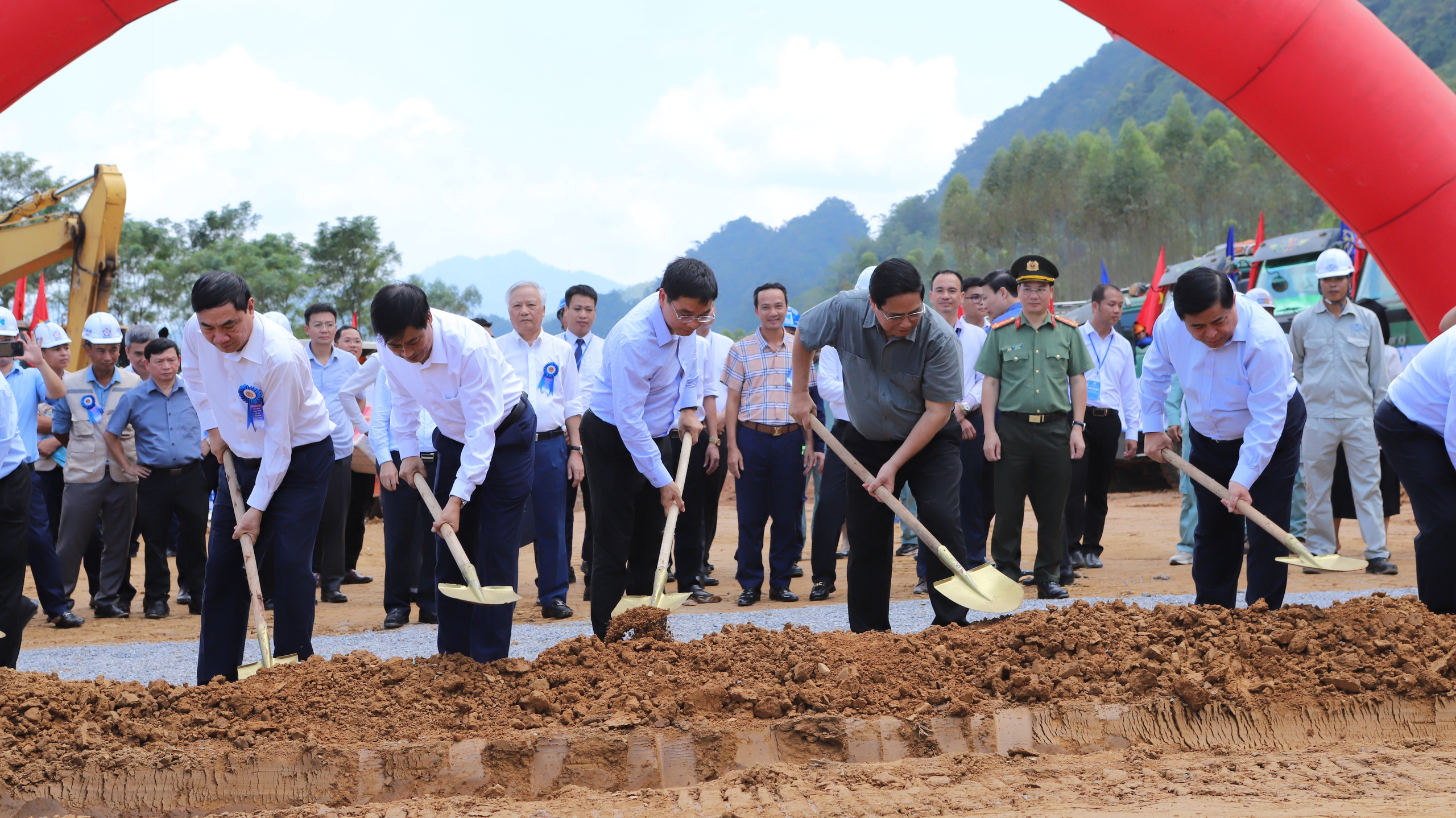 Đầu tư hạ tầng tạo đột ph&aacute; ph&aacute;t triển H&ograve;a B&igrave;nh - Ảnh 6.