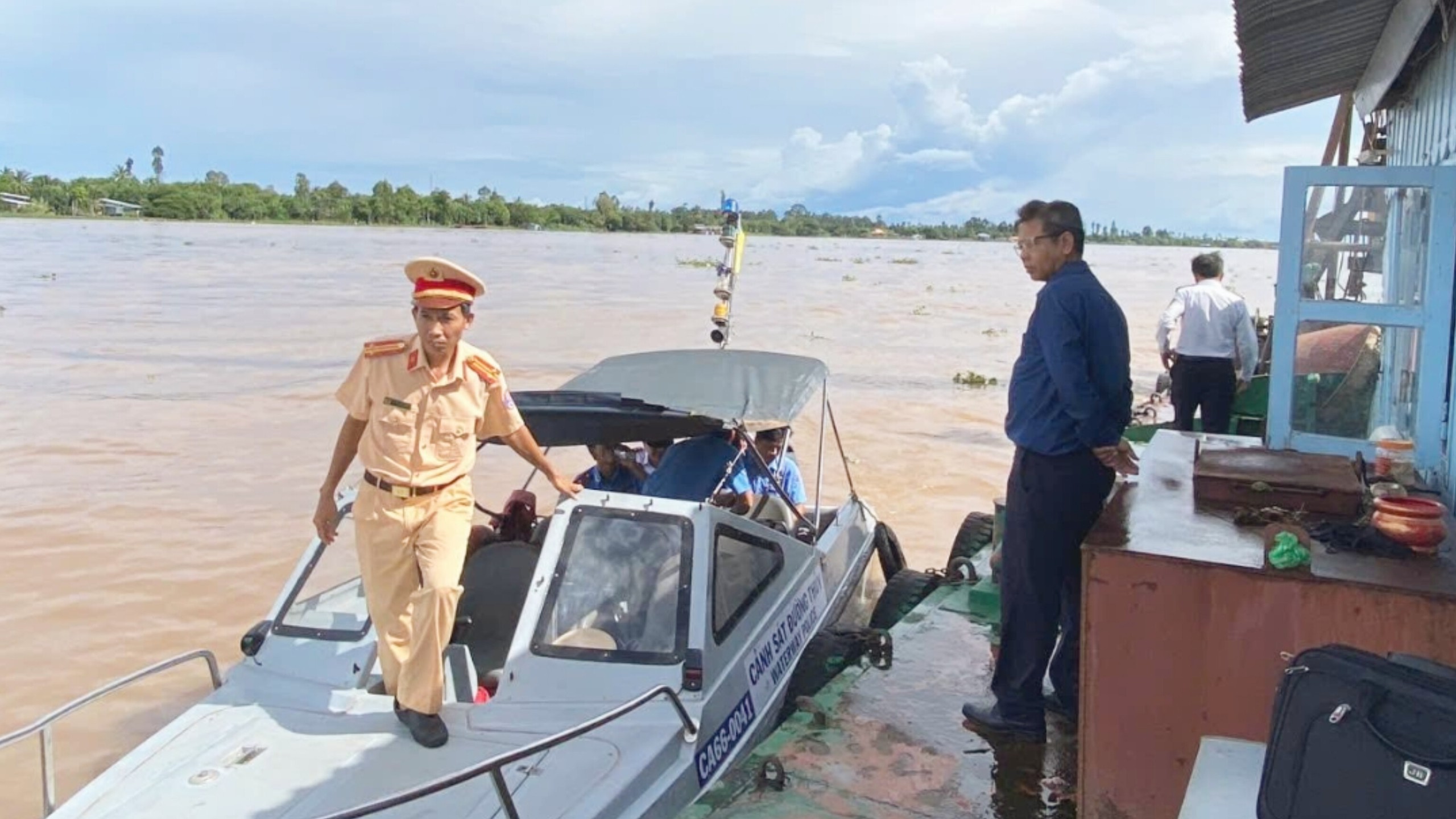 Đồng Th&aacute;p: Xử l&yacute; h&agrave;ng loạt vi phạm quy định giao th&ocirc;ng đường thủy nội địa- Ảnh 2.