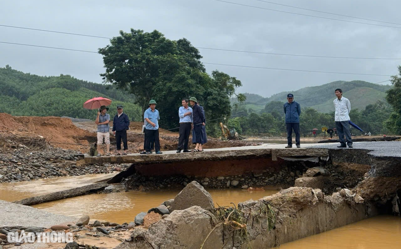 Nhiều nơi ở Quảng Trị vẫn bị nước lũ bủa v&acirc;y sau b&atilde;o số 6- Ảnh 2.