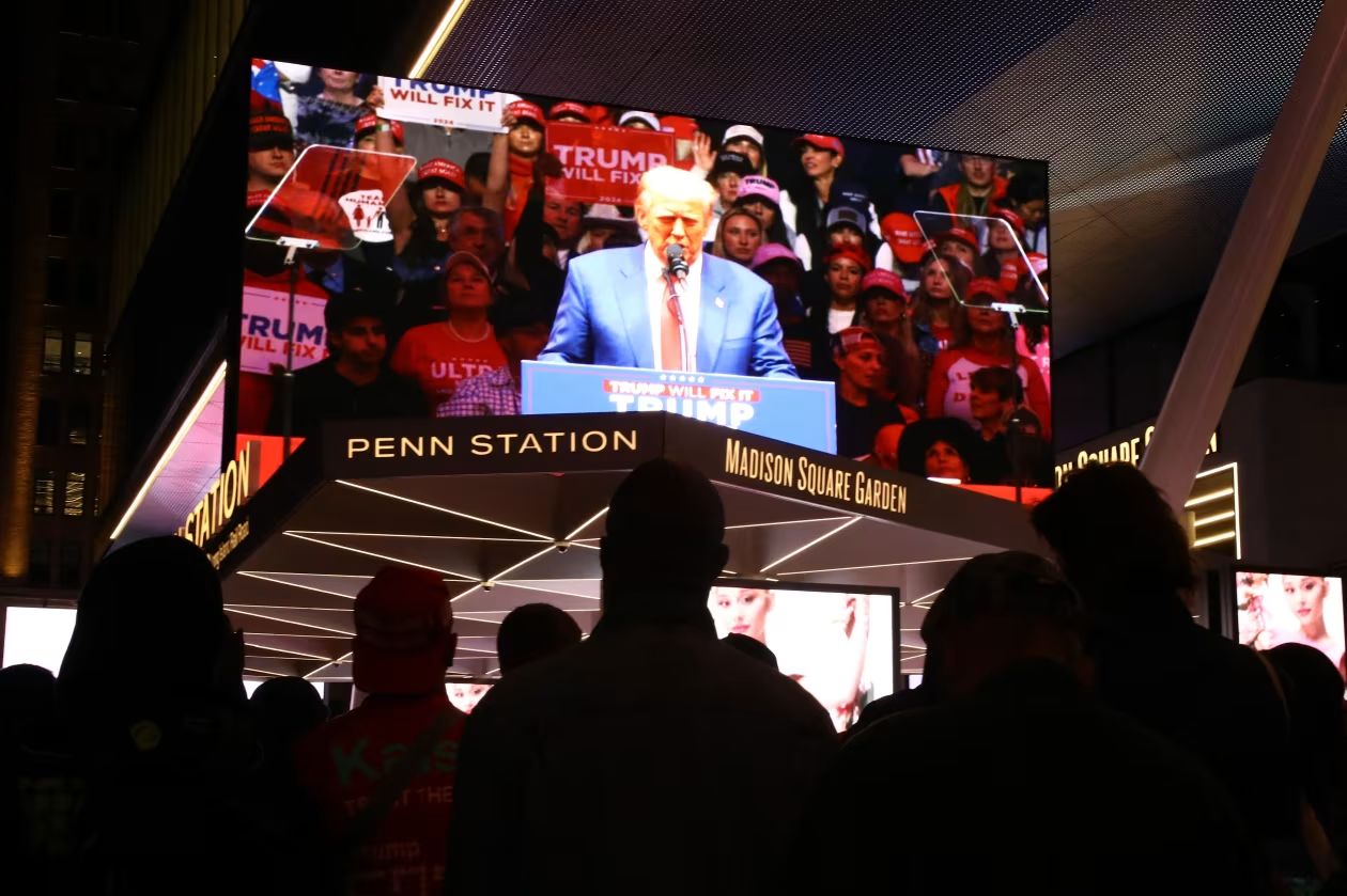 B&agrave; Harris v&agrave; &ocirc;ng Trump vẫn c&ocirc;ng k&iacute;ch nhau ngay trong ng&agrave;y cuối vận động bầu cử- Ảnh 3.