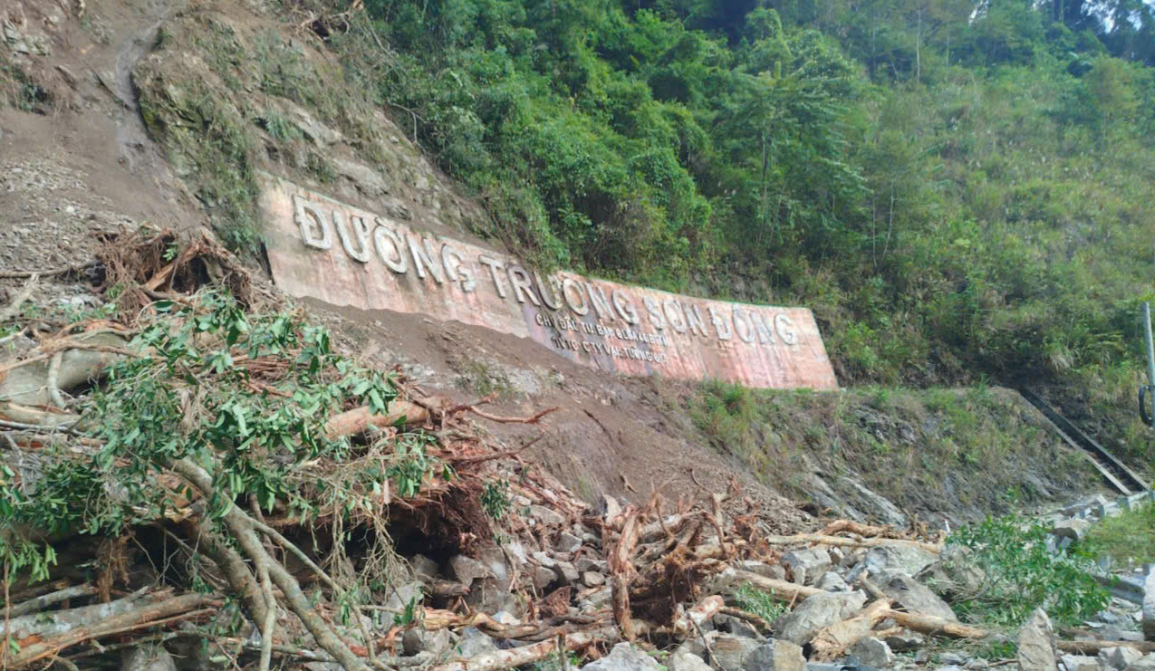 Khắc phục sạt lở đường Hồ Chí Minh và đường Trường Sơn Đông qua Kon Tum- Ảnh 1. Khắc phục sạt lở đường Hồ Chí Minh và đường Trường Sơn Đông qua Kon Tum- Ảnh 1.