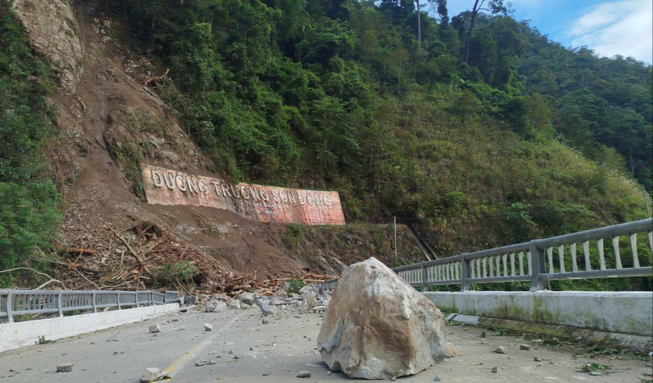 Khắc phục sạt lở đường Hồ Chí Minh và đường Trường Sơn Đông qua Kon Tum- Ảnh 2. Khắc phục sạt lở đường Hồ Chí Minh và đường Trường Sơn Đông qua Kon Tum- Ảnh 2.