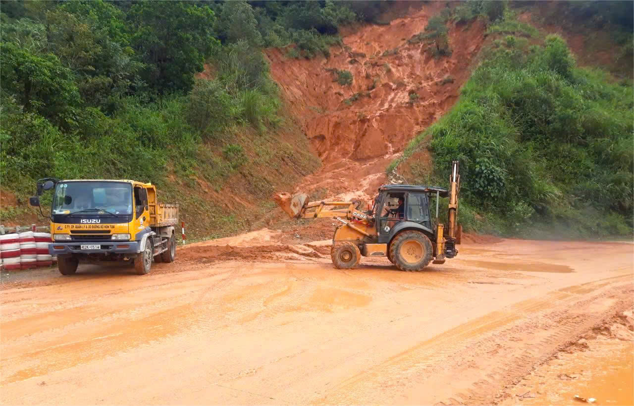 Khắc phục sạt lở đường Hồ Chí Minh và đường Trường Sơn Đông qua Kon Tum- Ảnh 4. Khắc phục sạt lở đường Hồ Chí Minh và đường Trường Sơn Đông qua Kon Tum- Ảnh 4.