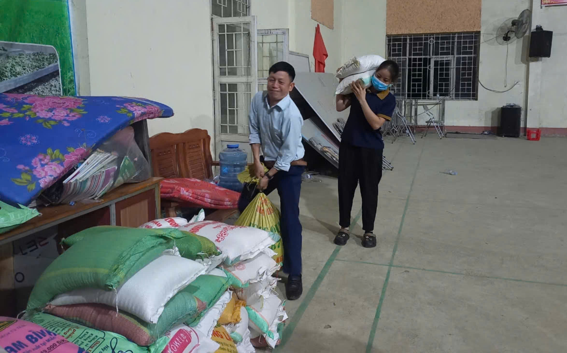 Người d&acirc;n L&agrave;ng Nủ gửi đồ cứu trợ đến rốn lũ Lệ Thủy- Ảnh 2.