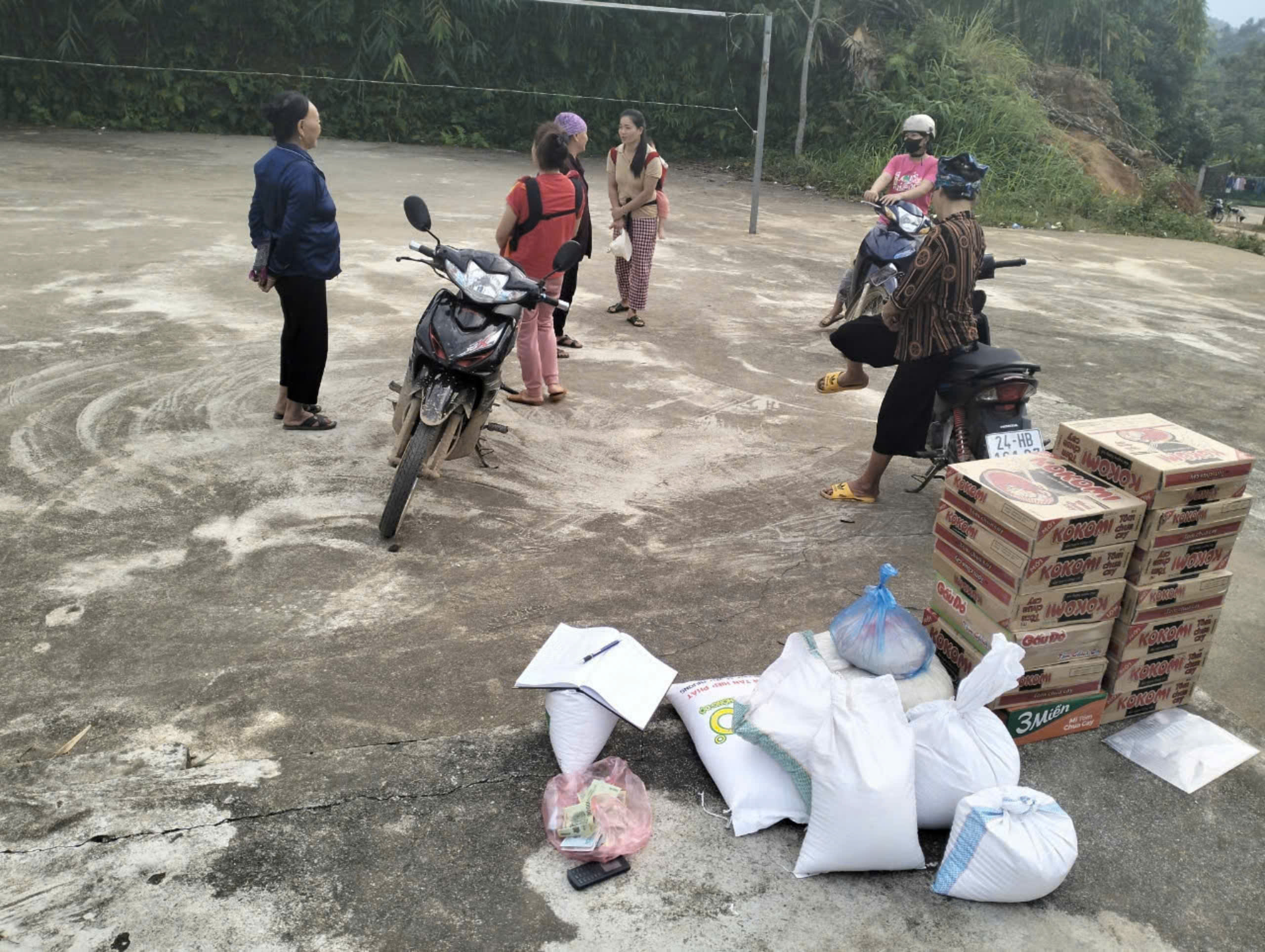 Người d&acirc;n L&agrave;ng Nủ gửi đồ cứu trợ đến rốn lũ Lệ Thủy- Ảnh 3.