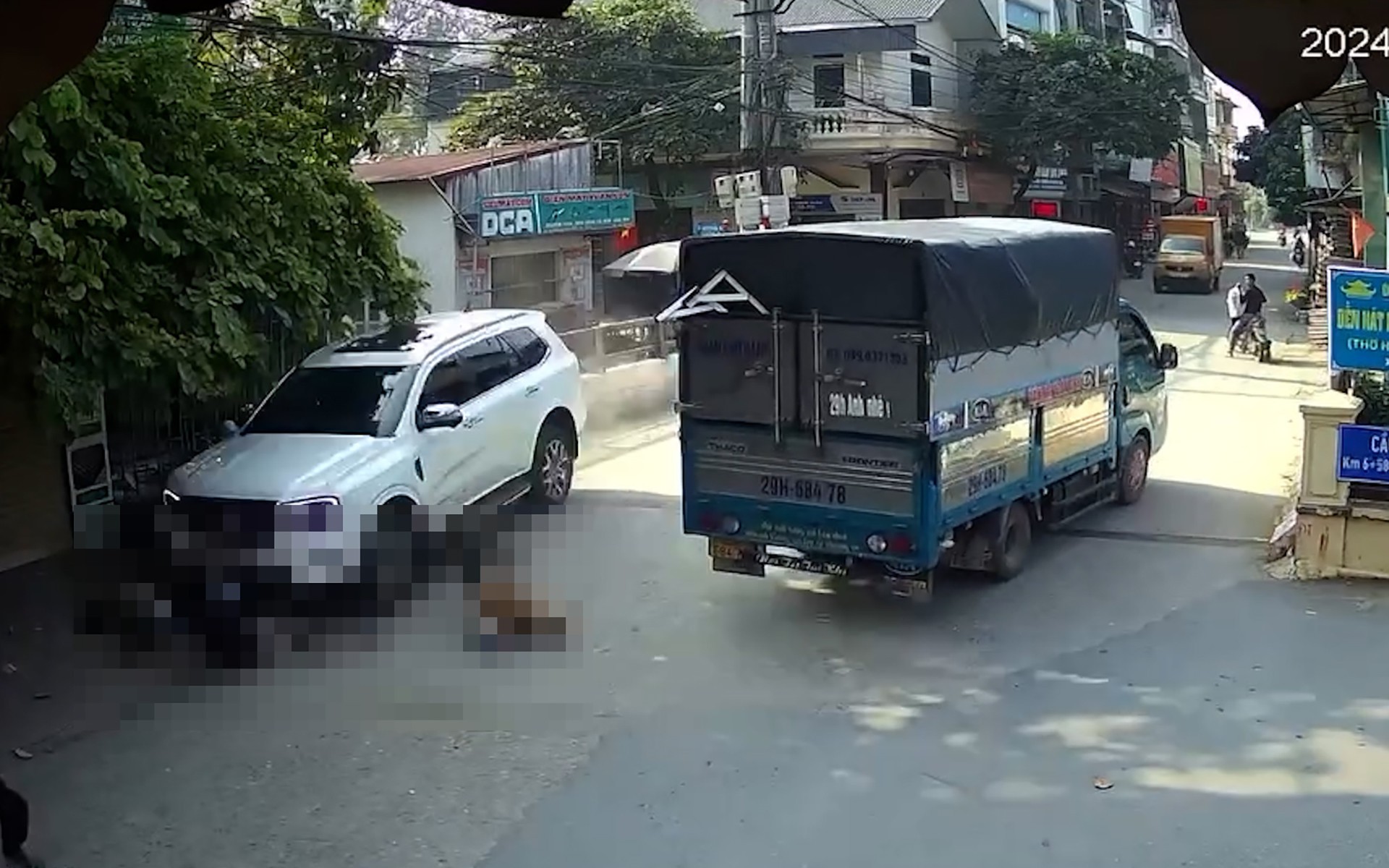 Bản tin TNGT 31/10: Xe con mất l&aacute;i t&ocirc;ng h&agrave;ng loạt người đi bộ