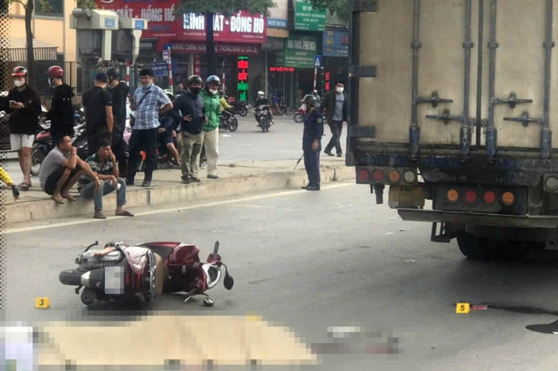 Hiện trường vụ va chạm ở cầu Diễn khiến một c&ocirc; g&aacute;i tử vong.