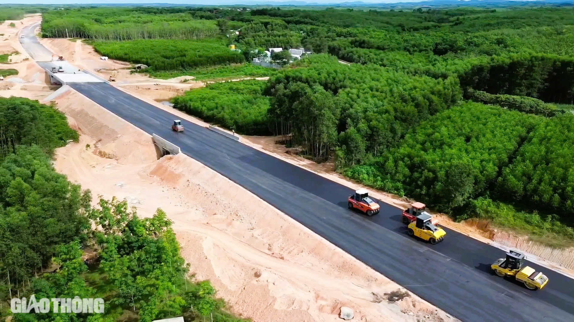 Cao tốc Bắc - Nam giai đoạn 2 giải ngân hơn 2.200 tỷ đồng trong một tháng- Ảnh 1. Cao tốc Bắc - Nam giai đoạn 2 giải ngân hơn 2.200 tỷ đồng trong một tháng- Ảnh 1.