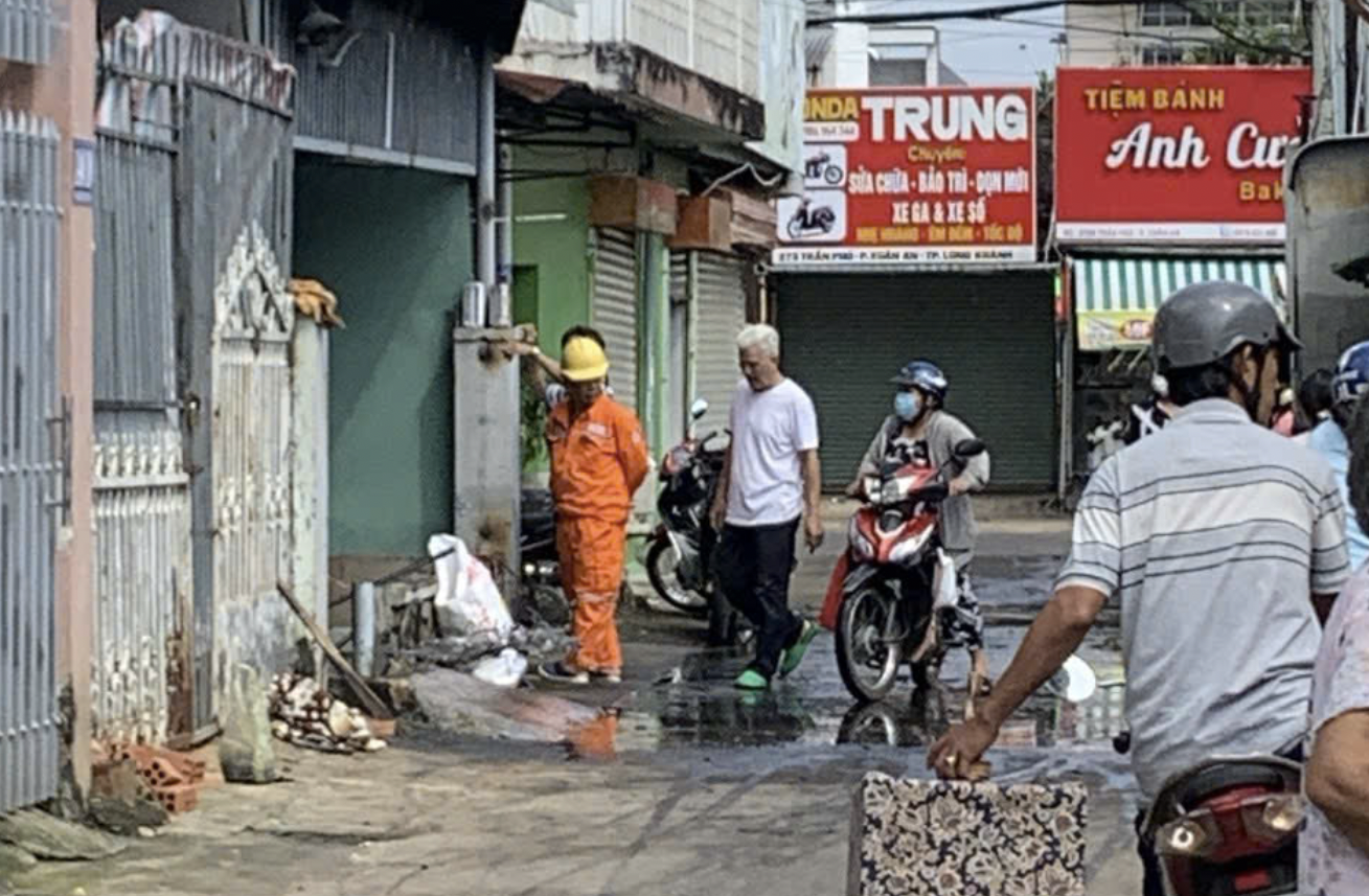 Cháy nhà lúc rạng sáng, một người tử vong, ba người bị thương- Ảnh 1. Cháy nhà lúc rạng sáng, một người tử vong, ba người bị thương- Ảnh 1.