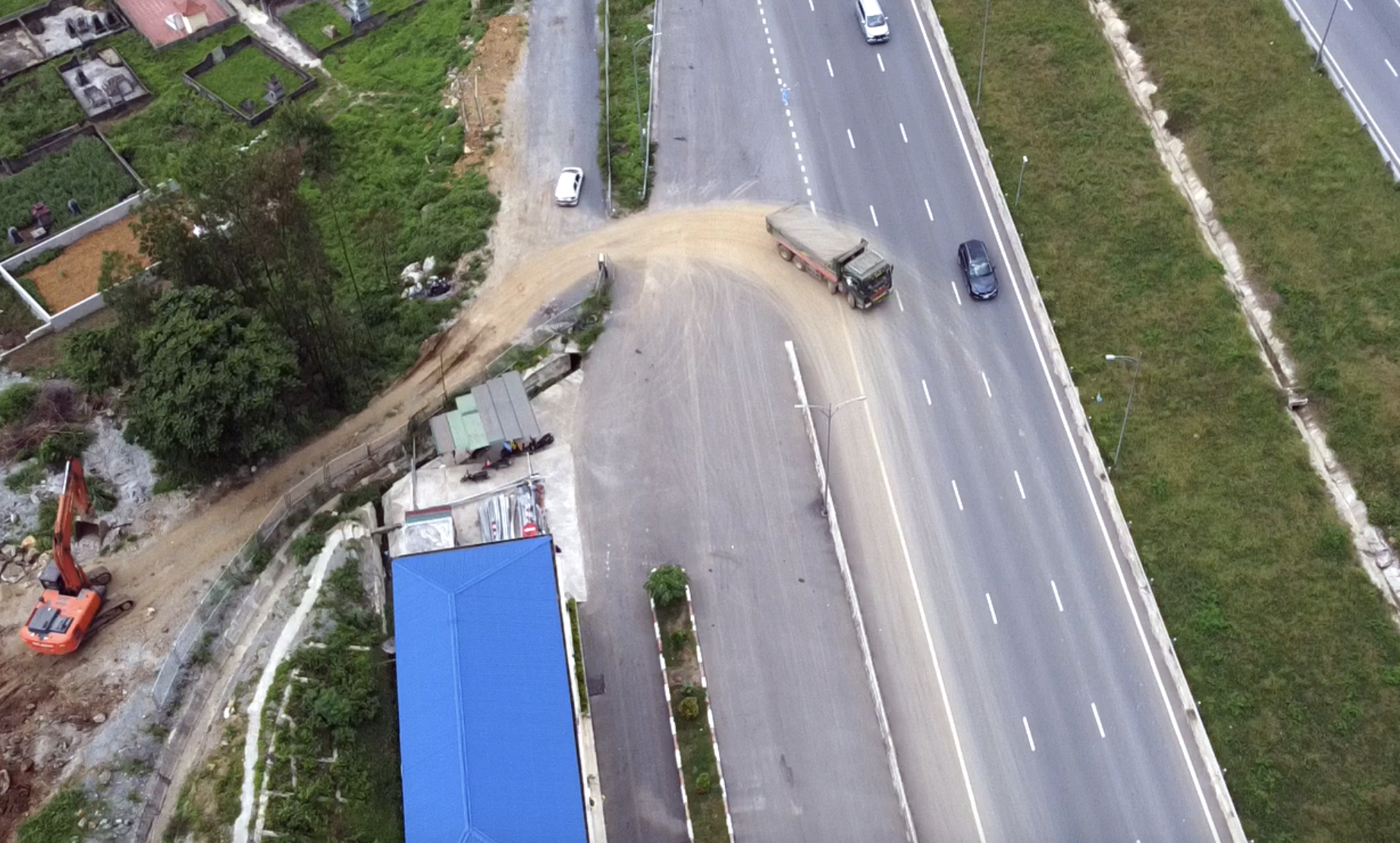Vụ "xé rào" chở đất trên cao tốc Mai Sơn - QL45: Không có yếu tố hình sự- Ảnh 1. Vụ "xé rào" chở đất trên cao tốc Mai Sơn - QL45: Không có yếu tố hình sự- Ảnh 1.