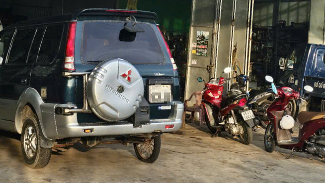 Vụ &ocirc; t&ocirc; gắn b&aacute;nh xe m&aacute;y chạy tr&ecirc;n đường phố C&agrave; Mau: Nhắc nhở gara v&agrave; chủ phương tiện- Ảnh 1.