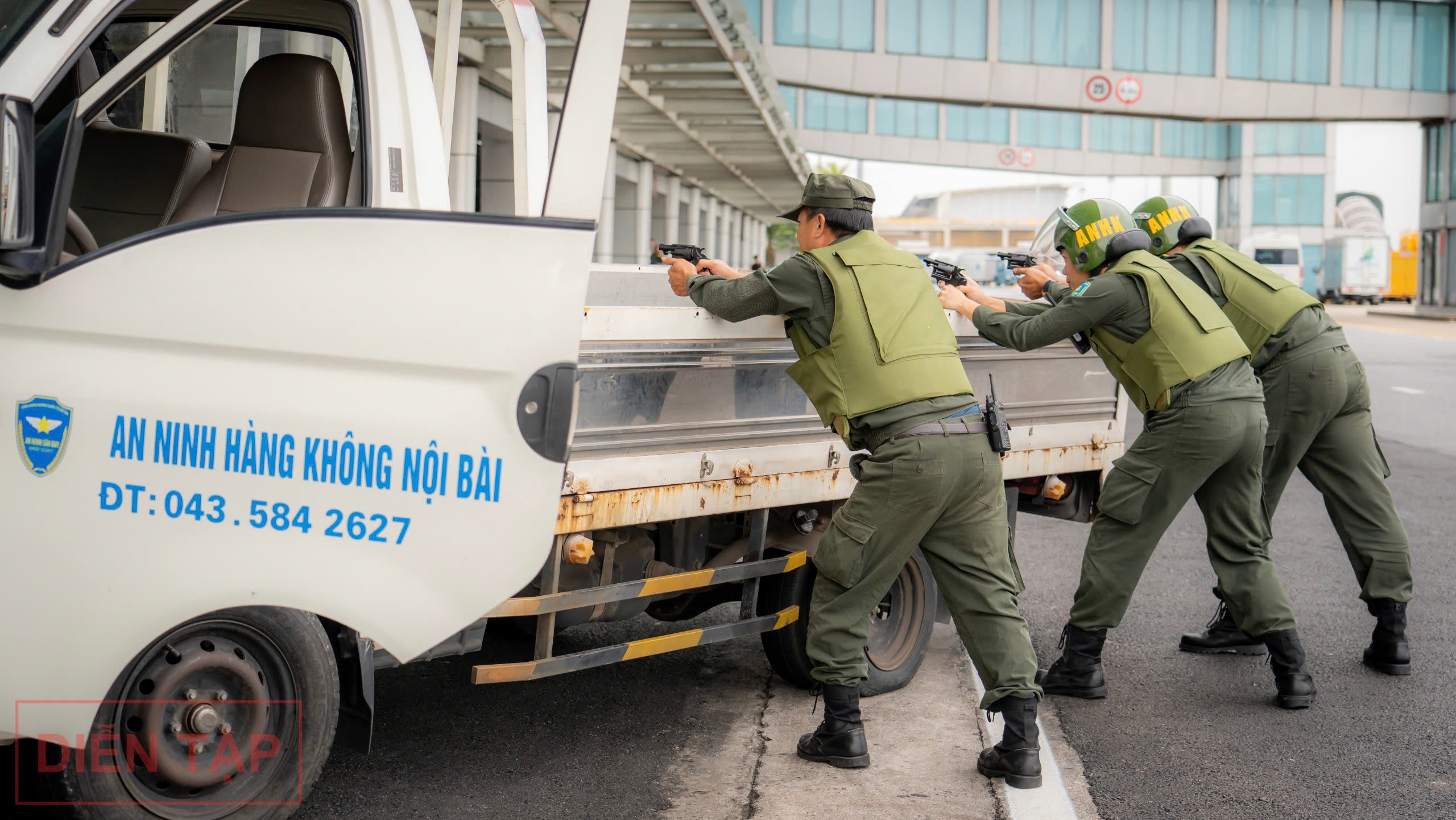 Xem an ninh s&acirc;n bay Nội B&agrave;i diễn tập ứng ph&oacute; t&igrave;nh huống khủng bố đột nhập- Ảnh 17.