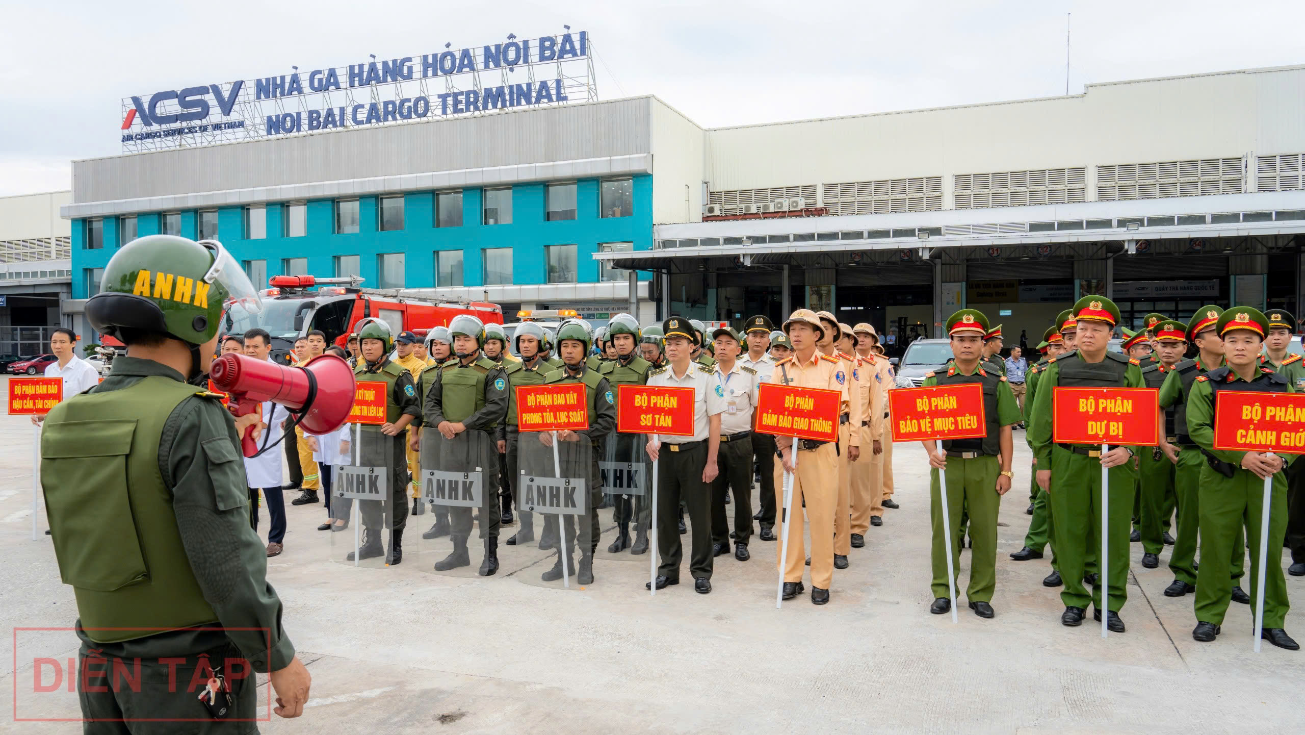 Xem an ninh s&acirc;n bay Nội B&agrave;i diễn tập ứng ph&oacute; t&igrave;nh huống khủng bố đột nhập- Ảnh 3.