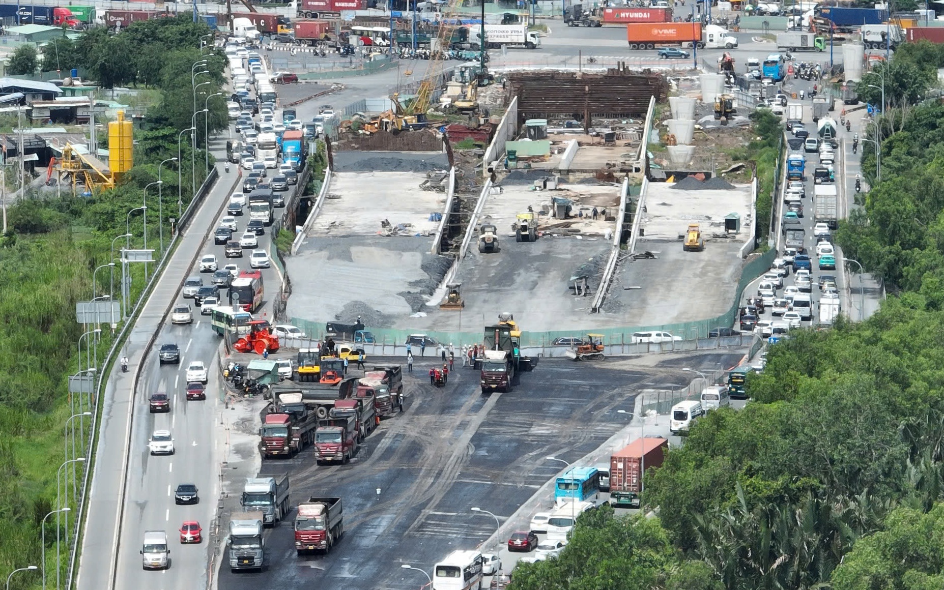 Loạt dự &aacute;n giao th&ocirc;ng trọng điểm ở TP.HCM: Tiến độ tốt, v&igrave; sao giải ng&acirc;n vẫn thấp?