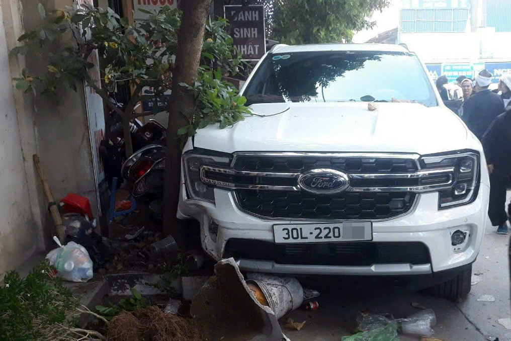 Bất ngờ lời khai của t&agrave;i xế &ocirc; t&ocirc; đ&acirc;m v&agrave;o đo&agrave;n người đi đ&aacute;m tang, 4 nạn nh&acirc;n thương vong- Ảnh 1.