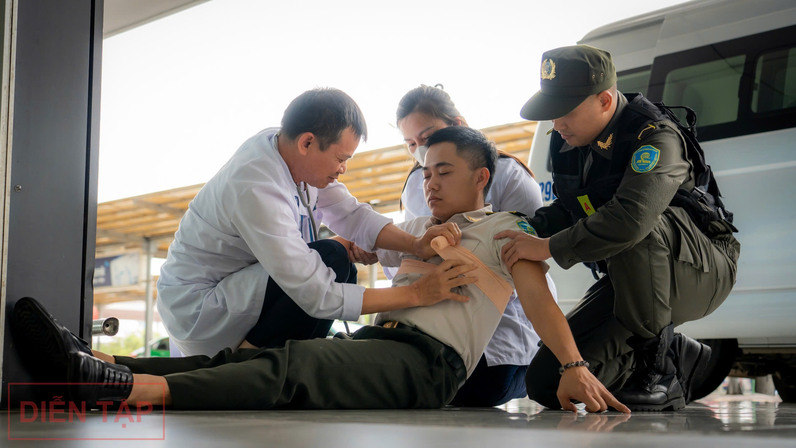 Xem an ninh s&acirc;n bay Nội B&agrave;i diễn tập ứng ph&oacute; t&igrave;nh huống khủng bố đột nhập- Ảnh 20.